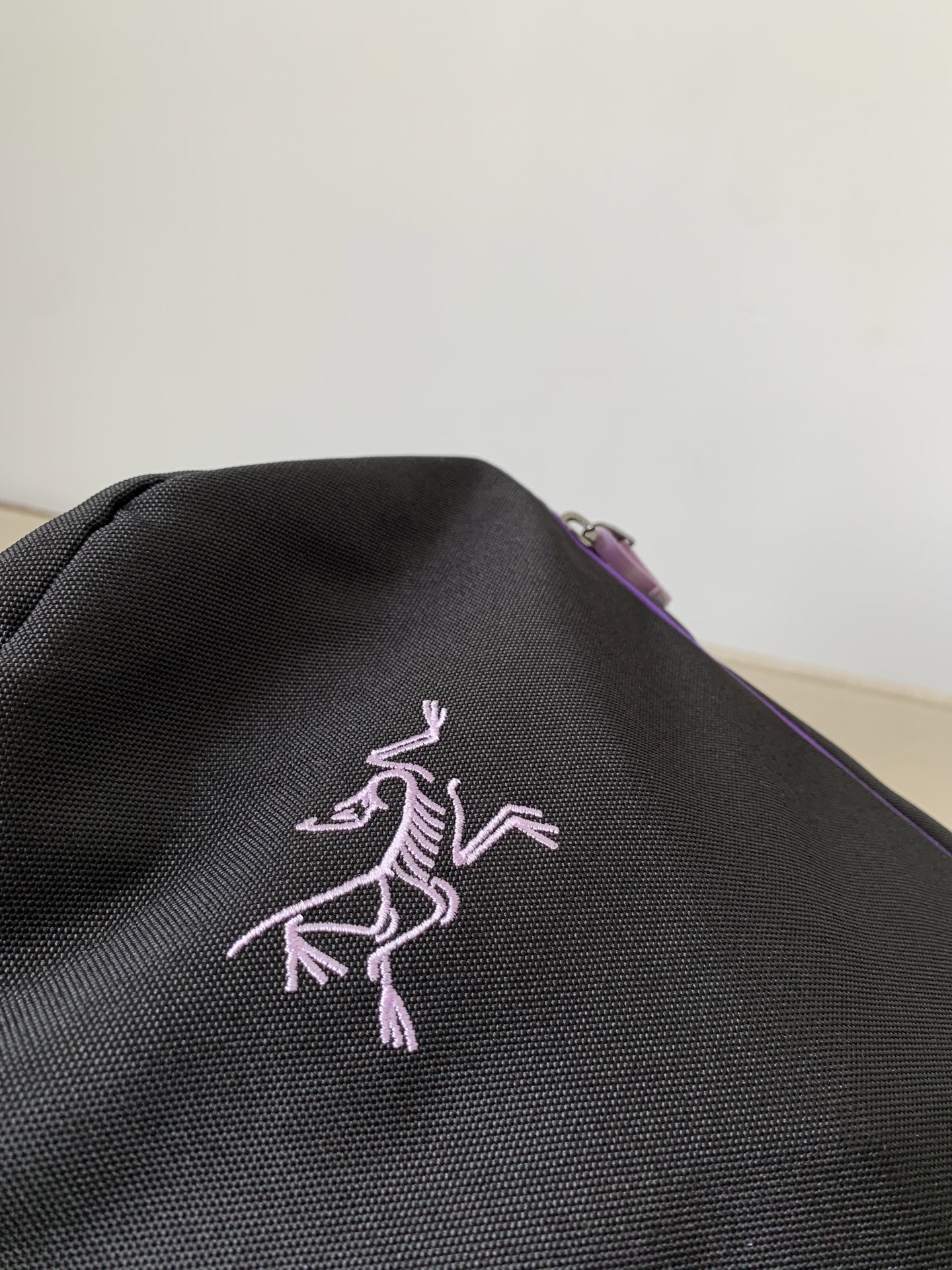 295💰（编号021）
【顺丰发货】
🐦 Mantis26系列 男女多功能双肩背包
今年新款
这款双肩背包融合了技术新能和简约之美
使用场合可以从城市轻松过渡到野外
整个包的重量在865g左右，还算比较轻便
包身主体材质是N420p-HT高韧性尼龙材质，非常的结实耐用
大主袋带隔断，可存放平板电脑或饮水袋
带结构板和铝制支架的加厚背板，上肩背负更舒适
三个正面拉链口袋，其中一个带钥匙扣和收纳槽
外置弹力网布侧袋，可携带水瓶水壶
胸带和可拆卸腰带，增强背负的舒适性
包身尺寸：17×26×47cm，容量26L

