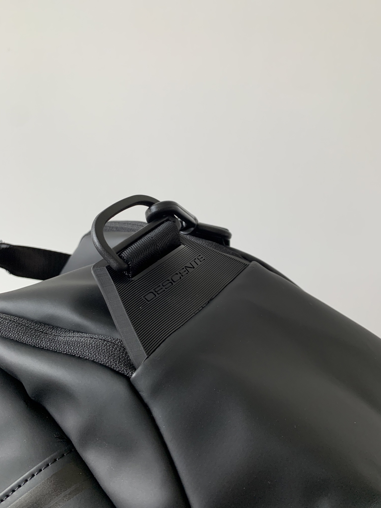 320💰（编号021）
dst 健身行李包 内里隔层是拉链控制 可分离成独立空间 也可以拉开成一个大包单囊 

可斜挎 可手拎  防水

颜色：黑色
尺寸：46×28×18

