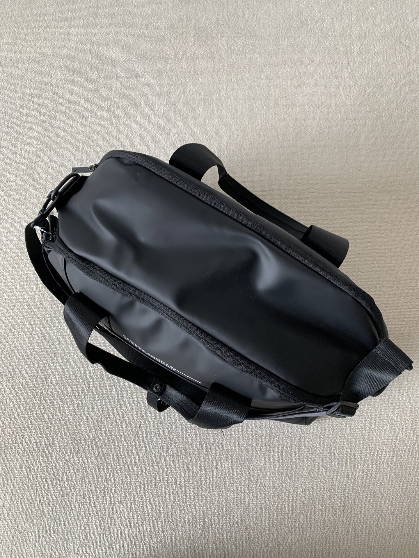 320💰（编号021）
dst 健身行李包 内里隔层是拉链控制 可分离成独立空间 也可以拉开成一个大包单囊 

可斜挎 可手拎  防水

颜色：黑色
尺寸：46×28×18

