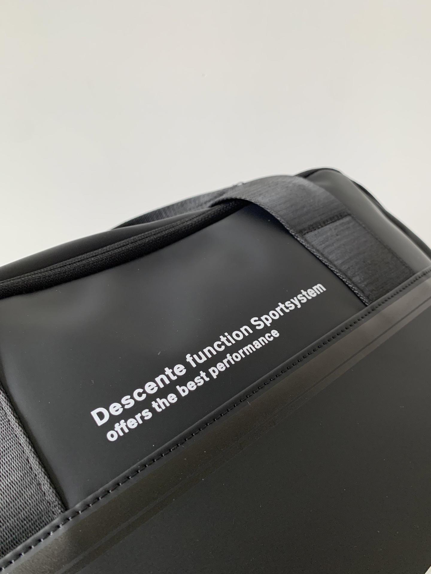 320💰（编号021）
dst 健身行李包 内里隔层是拉链控制 可分离成独立空间 也可以拉开成一个大包单囊 

可斜挎 可手拎  防水

颜色：黑色
尺寸：46×28×18

