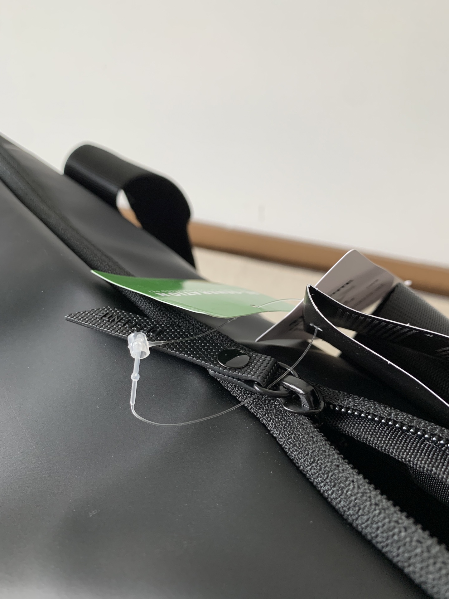 320💰（编号021）
dst 健身行李包 内里隔层是拉链控制 可分离成独立空间 也可以拉开成一个大包单囊 

可斜挎 可手拎  防水

颜色：黑色
尺寸：46×28×18

