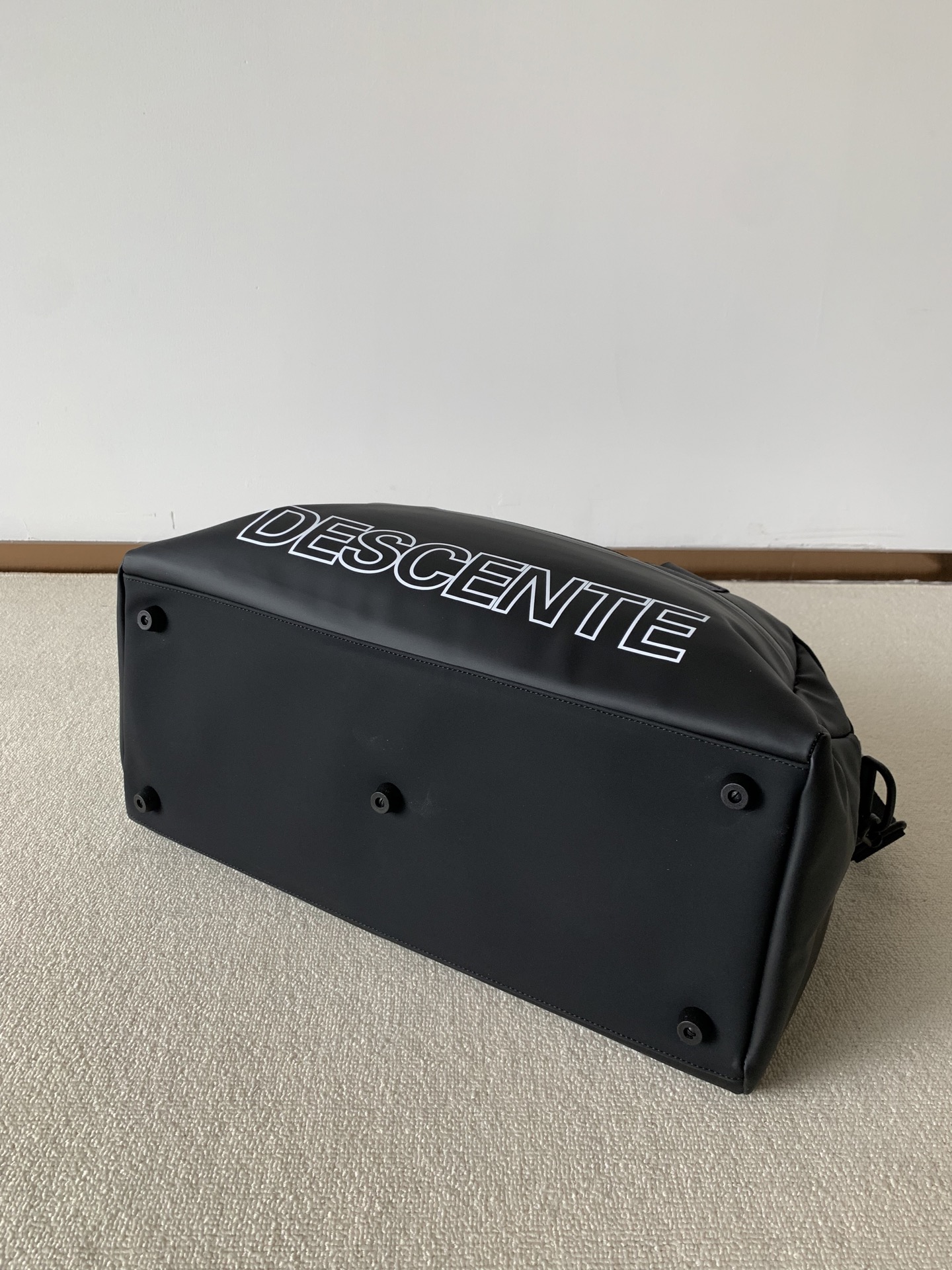 320💰（编号021）
dst 健身行李包 内里隔层是拉链控制 可分离成独立空间 也可以拉开成一个大包单囊 

可斜挎 可手拎  防水

颜色：黑色
尺寸：46×28×18

