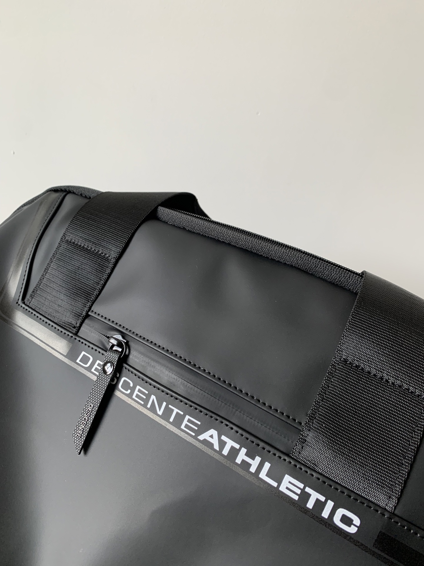 320💰（编号021）
dst 健身行李包 内里隔层是拉链控制 可分离成独立空间 也可以拉开成一个大包单囊 

可斜挎 可手拎  防水

颜色：黑色
尺寸：46×28×18

