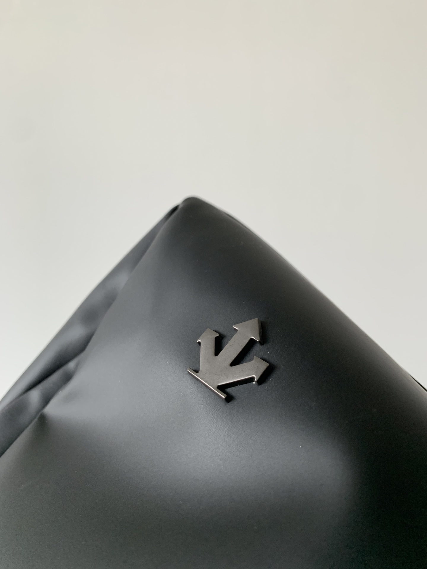 320💰（编号021）
dst 健身行李包 内里隔层是拉链控制 可分离成独立空间 也可以拉开成一个大包单囊 

可斜挎 可手拎  防水

颜色：黑色
尺寸：46×28×18

