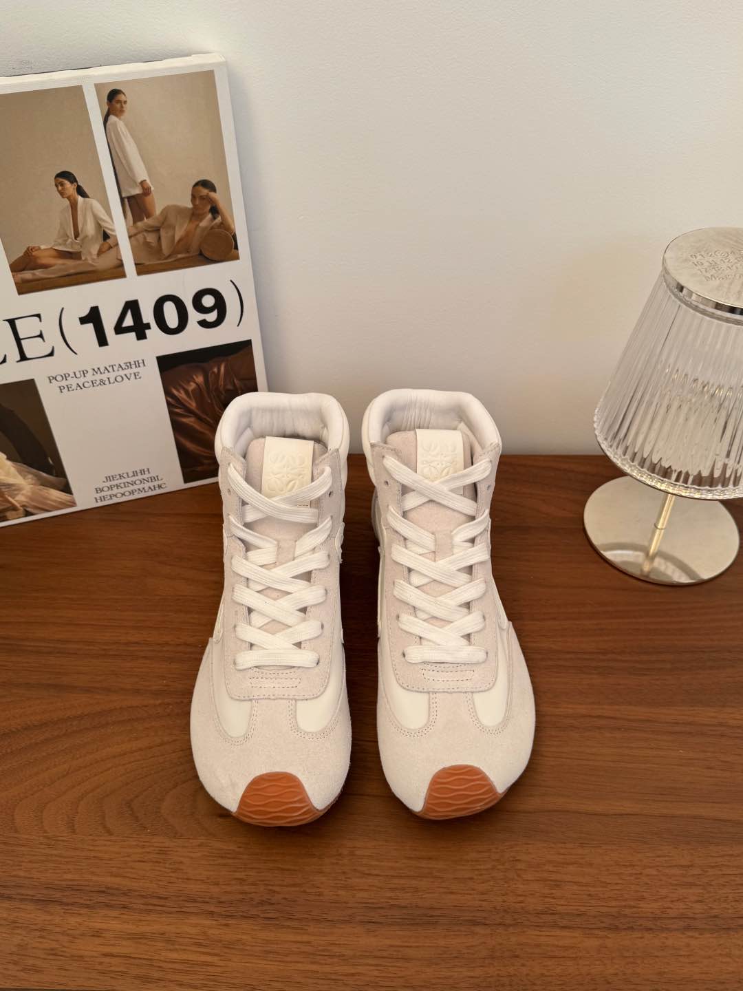 NO:234763,Loew* SNGG Introduction | Show high-top moral training series Flow Runner is famous for its iconic concave flower pattern, side embroidery 1ogo, splicing design and round toe design. These design elements give the shoes a unique retro and exquisite feeling, making them very popular among fashion experts. They can be matched with a variety of styles of clothing, whether casual or formal occasions, and can show a unique personality and taste~ - MATERIAL Material - Imported cattle back velvet upper inner calfskin breathable fabric Outsole 1:1 open mold custom sole size#35～39 (40 customization without return) price, casual shoes/sports shoes, loewe, sneakers, cowhide19860909Loew* SNGG简介| 走秀高帮德训系列 Flow Runner 以其标志性的凹面花宇图案、侧置刺绣1ogo、拼接设计和圆头设计而著称.这些设计元素赋予了鞋子独特的复古与精致感,使其在时尚达人中颇受欢迎.可以与多种风格的服饰搭配,无论是休闲装还是正式场合,都能展现出独特的个性和品味～ - MATERIAL 材质 - 鞋面进口牛反绒 内里小牛皮透气织物 大底1:1开模定制大底 size#35～39（40定制不退换） price,休闲鞋/运动鞋,loewe,sneakers,cowhide,Women's Shoes