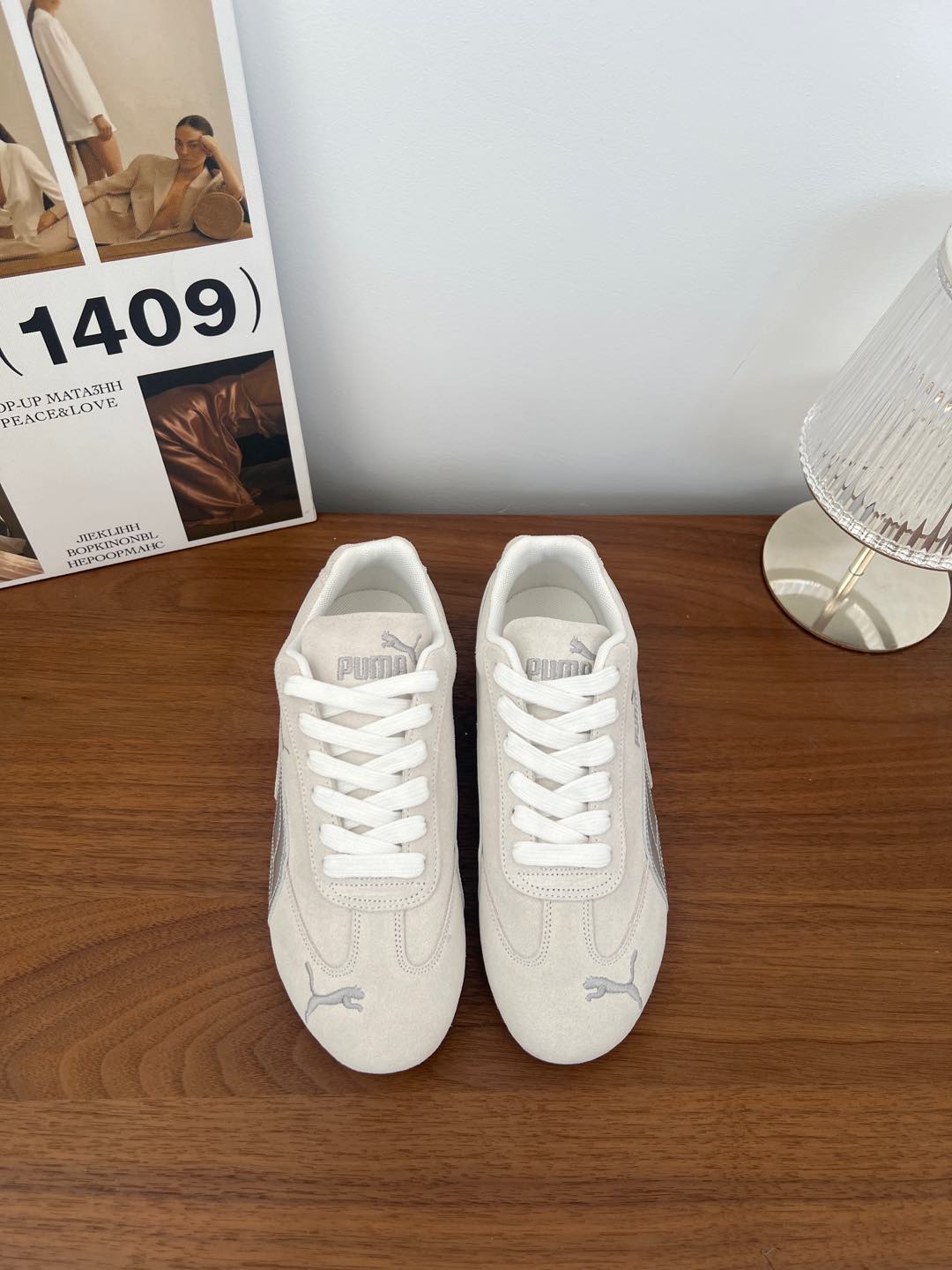 NO:130097,* SNGG Introduction | Speedcat OG Series The design is inspired by racing shoes, flat and smooth shoe shapes, simple lines, and logos that run through the 2/3 shoe body, showing speed and passion, allowing you to instantly change into the fashionable points on the racing field. The upper is made of suede or matte leather, with a soft and shiny texture, not only comfortable to wear, but also shows a high-end retro texture. The sole is made of rubber sole with good wear resistance and grip, which can ensure stability and safety when walking or moving.  - MATERIAL Material - Imported cattle back velvet upper, original custom breathable weaving fabric, outsole 1:1 open mold custom outsole size#35～39 (40 customization without return) price, casual shoes/sports shoes, sneakers, chamois leather19860909* SNGG简介| Speedcat OG系列 其设计灵感源自赛车鞋,扁平流畅的鞋型,简洁的线条,以及贯穿2/3鞋身的logo,尽显速度与激情,能让你瞬问变身赛车场上的时尚点,鞋面采用麂皮或磨砂皮材质,质感柔软且富有光泽,不仅穿着舒适,还能展现出高级的复古质感.鞋底采用橡胶鞋底具有良好的耐磨性和抓地力,能确保在行走或运动时的稳定性和安全性． - MATERIAL 材质 - 鞋面进口牛反绒 内里原版定制透气织布 大底1:1开模定制大底 size#35～39（40定制不退换） price,休闲鞋/运动鞋,sneakers,chamois leather,Women's Shoes