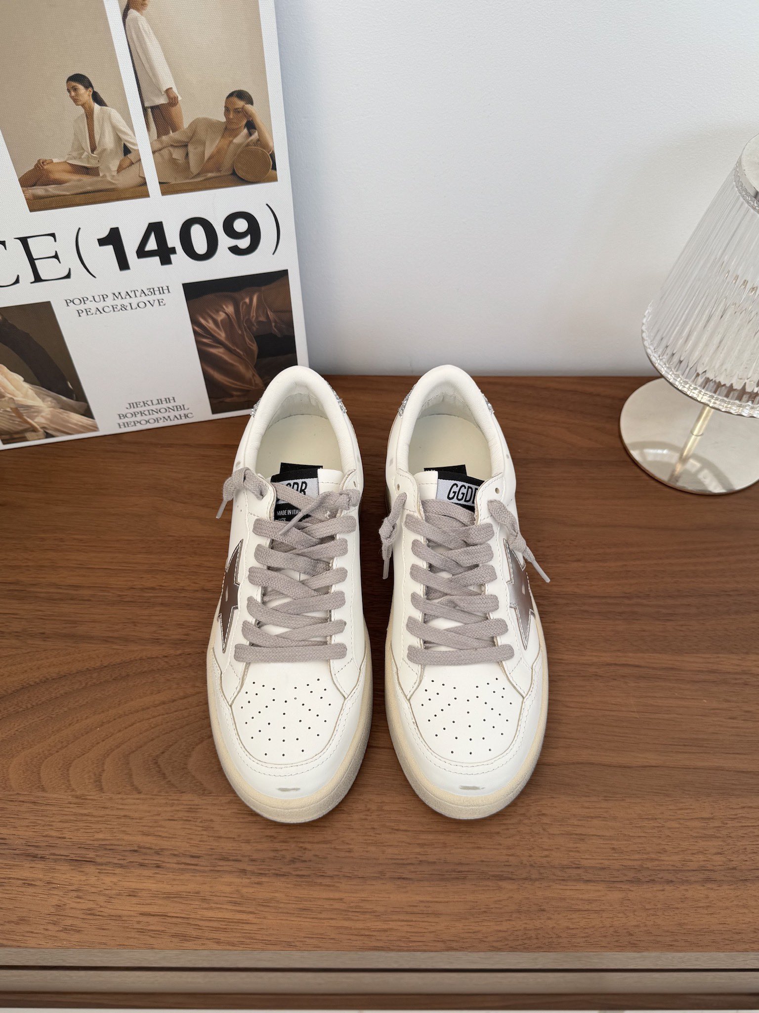 NO:234760,Introduction to SNGG | Ball Star 2.0 series The protagonist of the ball has appeared to light up the holiday prelude and went to a modern party together. The new Ball Star 2 series shoes draw on the retro style of the 1980s combined with shiny details and sports aesthetics, and reinterpret the academy style. The iconic star is dazzling, shining and unrestrained, and has its own focus~ The thick sole is hard to resist~ - MATERIAL Material - Imported top layer cowhide with upper calf leather inner calf leather outsole 1:1 open mold custom sole size#35～39 (40 customization without return) price, casual shoes/sports shoes, sneakers, cowhide19860909SNGG简介| Ball Star2.0系列 舞会主角已登场点亮节日序曲,共赴摩登派对. 全新Ball Star2系列鞋履汲取80年代的复古风潮结合闪亮细节和运动美学,重绎学院风格.标志性星标璀璨夺目,闪耀无拘,自成焦点～厚底系列很难抗拒～ - MATERIAL 材质 - 鞋面进口头层牛皮 内里小牛皮 大底1:1开模定制大底 size#35～39（40定制不退换） price,休闲鞋/运动鞋,sneakers,cowhide,Women's Shoes