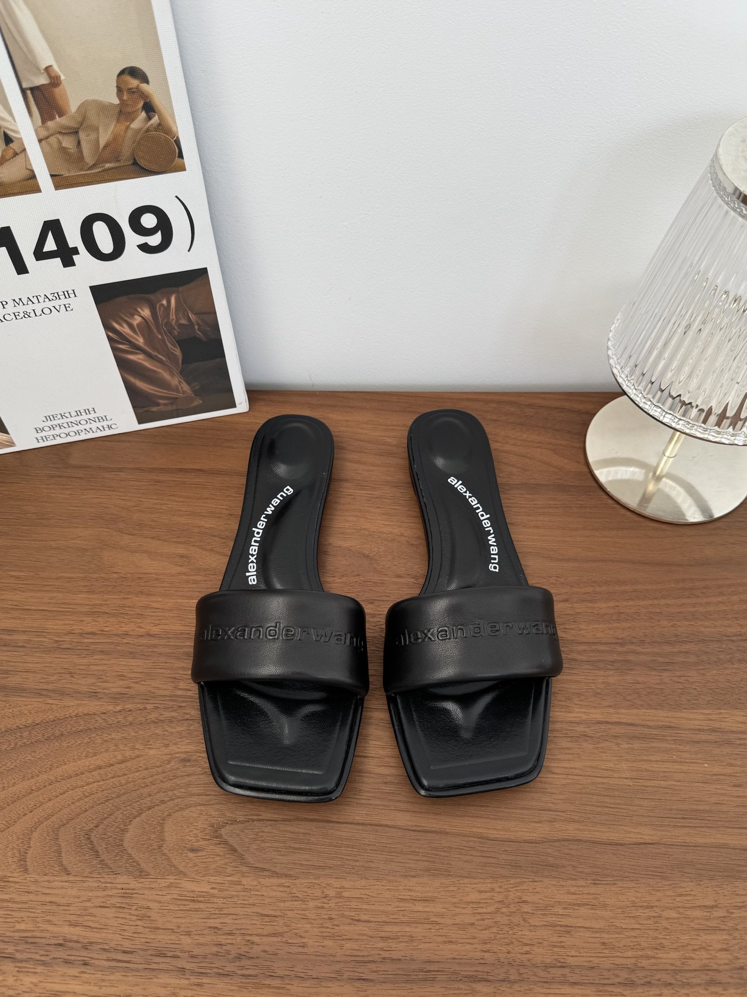 NO:234753,SNGG Introduction | Flip Flop Series New Flip Flops are designed with a full sense of comfort, not only perfect, but also make you stand out from the crowd. The letter design not only increases height and makes you look slim, but also allows you to exude an elegant temperament invisibly. The most attractive thing is that the open-toed design of this slipper allows your toes to breathe freely in summer and enjoy the coolness. It is also made of genuine leather material, full of texture, and is an indispensable fashion item for you this summer with a simple and elegant logo and square toe to add some fashion sense to the slippers~ - MATERIAL material - Imported top layer cowhide inner calfskin Outsole Italian genuine leather outsole size #35～39 (40 customization without return) price, slippers, slippers, cowhide, Leather soles19860909SNGG简介| 一字拖系列 新款一字拖设计感十足,不仅舒适度满分,还能让你在人群中脱颖而出.采用字母设计,不仅增高显瘦,还能让你在无形中散发出优雅的气质.最吸引人的是,这款拖鞋的露趾设计,让你的脚趾在夏日里自由呼吸,享受清凉.而且采用真皮材质,质感十足,是你这个夏天不可或缺的时尚单品配上aw简约大方的 logo、方形鞋头给拖鞋增添了一些时尚感～  - MATERIAL 材质 - 鞋面进口头层牛皮 内里小牛皮 大底意大利真皮大底 size#35～39（40定制不退换） price,拖鞋,slippers,cowhide,Leather soles,Women's Shoes