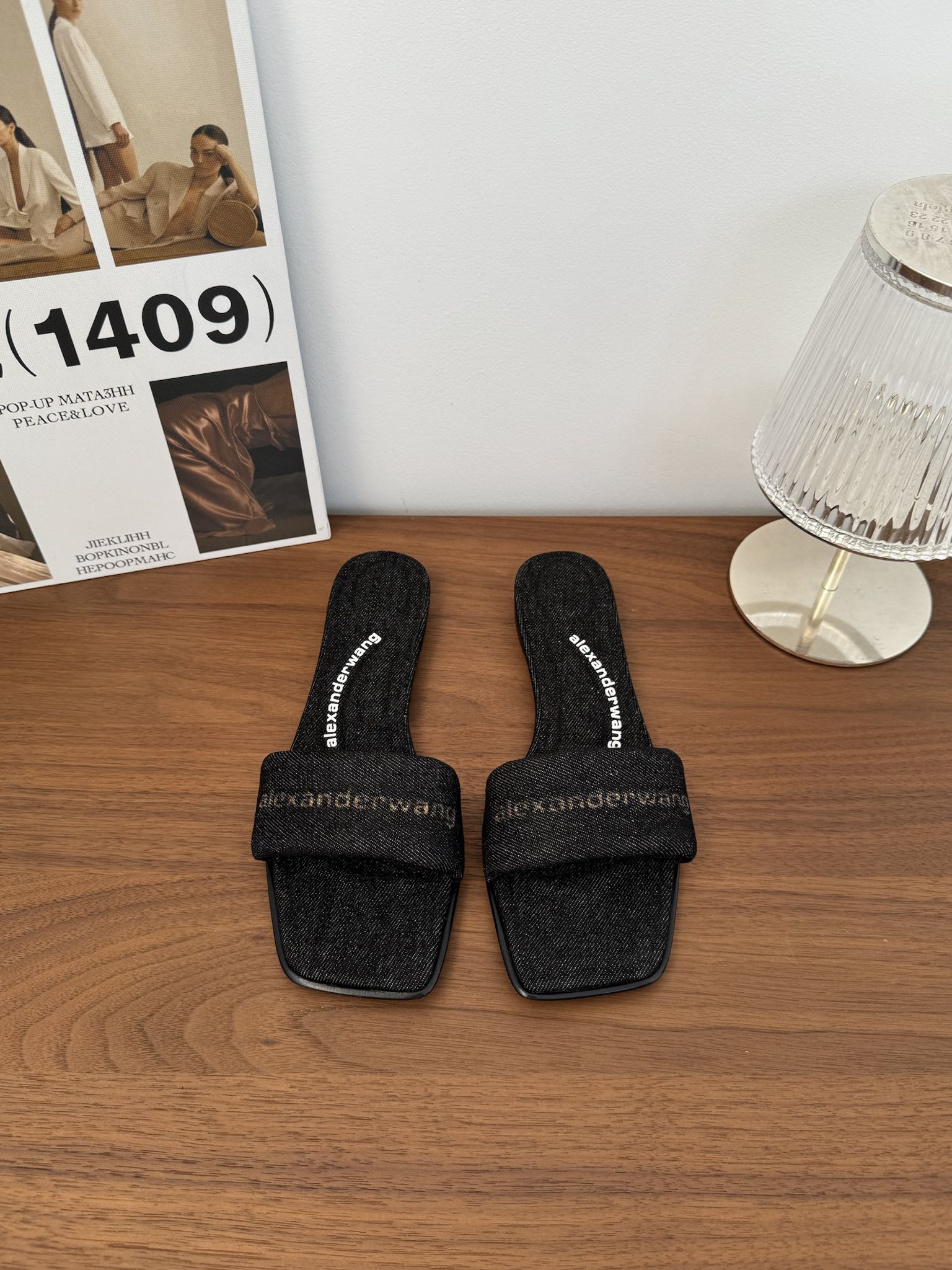 NO:234755,SNGG Introduction | Flip Flop Series New Flip Flops are designed with a full sense of comfort, not only perfect, but also make you stand out from the crowd. The letter design not only increases height and makes you look slim, but also allows you to exude an elegant temperament invisibly. The most attractive thing is that the open-toed design of this slipper allows your toes to breathe freely in summer and enjoy the coolness. It is also made of genuine leather material and has a full texture. It is an indispensable fashion item for you this summer with a simple and elegant logo and square toe. It adds some fashion sense to the slippers~ - MATERIAL material - Original custom high-density canvas for uppers, inner canvas, outsole, Italian leather outsole size#35～39 (40 customization, no return and exchange) price, slippers, slippers, Leather soles19860909SNGG简介| 一字拖系列 新款一字拖设计感十足,不仅舒适度满分,还能让你在人群中脱颖而出.采用字母设计,不仅增高显瘦,还能让你在无形中散发出优雅的气质.最吸引人的是,这款拖鞋的露趾设计,让你的脚趾在夏日里自由呼吸,享受清凉.而且采用真皮材质,质感十足,是你这个夏天不可或缺的时尚单品配上aw简约大方的 logo、方形鞋头给拖鞋增添了一些时尚感～  - MATERIAL 材质 - 鞋面原版定制高密度帆布 内里帆布 大底意大利真皮大底 size#35～39（40定制不退换） price,拖鞋,slippers,Leather soles,Women's Shoes