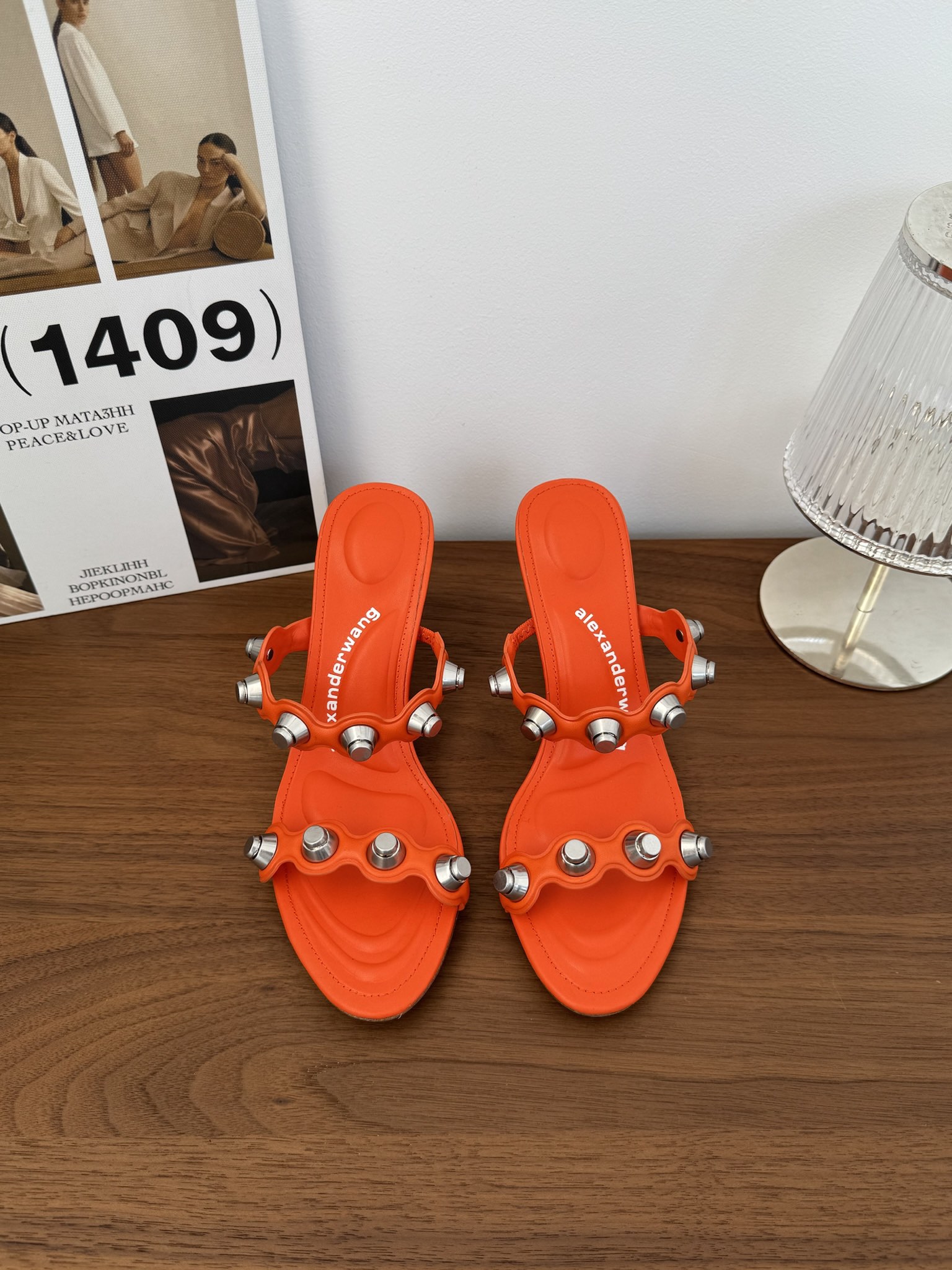 NO:234772,SNGG Introduction | High-end rivet series Cool and handsome Willow Tail high-heel sandals, shiny enamel design is simple and extraordinary, and the feet are sexy and feminine. The upper is handmade willow Tail embellished, and the footbed king logo is the logo to prove its identity, combining comfort, sexy and fashionable luxury! Imported leather, very soft and comfortable, Italian original imported dyed leather outsole~ high-end feeling - MATERIAL material - Upper imported toe layer cowhide inner calf leather Outsole Italian leather outsole size #35～39 (40 customization without return) price, high heels, alexander wang, high heels, slippers, cowhide, Leather soles19860909SNGG简介| 高级铆钉系列 酷帅柳钉高跟凉拖鞋,闪亮珐琅造型设计简而不凡,上脚性感更显女人味.鞋面手工柳钉点缀,脚床大王徽标 标识证明了其身份,将舒适性感时髦奢华集于一身!进口皮料,非常的柔软舒适,意大利原版进口透染真皮大底～高级感  - MATERIAL 材质 - 鞋面进口头层牛皮 内里小牛皮 大底意大利真皮大底 size#35～39（40定制不退换） price,高跟鞋,alexander wang,high heels,slippers,cowhide,Leather soles,Women's Shoes