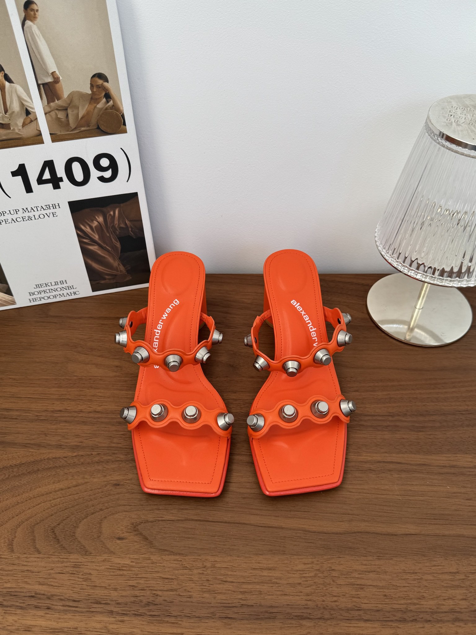 NO:234750,SNGG Introduction | Square-toe rivet series Cool and handsome willow nail high heel sandals, shiny enamel design is simple and extraordinary, and the feet are sexy and feminine. The upper is handmade willow nail embellished, and the footbed king logo is the logo to prove its identity, combining comfort, sexy and fashionable luxury! Imported leather, very soft and comfortable, Italian original imported dyed leather outsole~ high-end feeling - MATERIAL material - Upper imported toe layer cowhide inner calf leather Outsole Italian leather outsole size #35～39 (40 customization without return) price, high heels, alexander wang, high heels, slippers, cowhide, Leather soles19860909SNGG简介| 方头铆钉系列 酷帅柳钉高跟凉拖鞋,闪亮珐琅造型设计简而不凡,上脚性感更显女人味.鞋面手工柳钉点缀,脚床大王徽标 标识证明了其身份,将舒适性感时髦奢华集于一身!进口皮料,非常的柔软舒适,意大利原版进口透染真皮大底～高级感  - MATERIAL 材质 - 鞋面进口头层牛皮 内里小牛皮 大底意大利真皮大底 size#35～39（40定制不退换） price,高跟鞋,alexander wang,high heels,slippers,cowhide,Leather soles,Women's Shoes