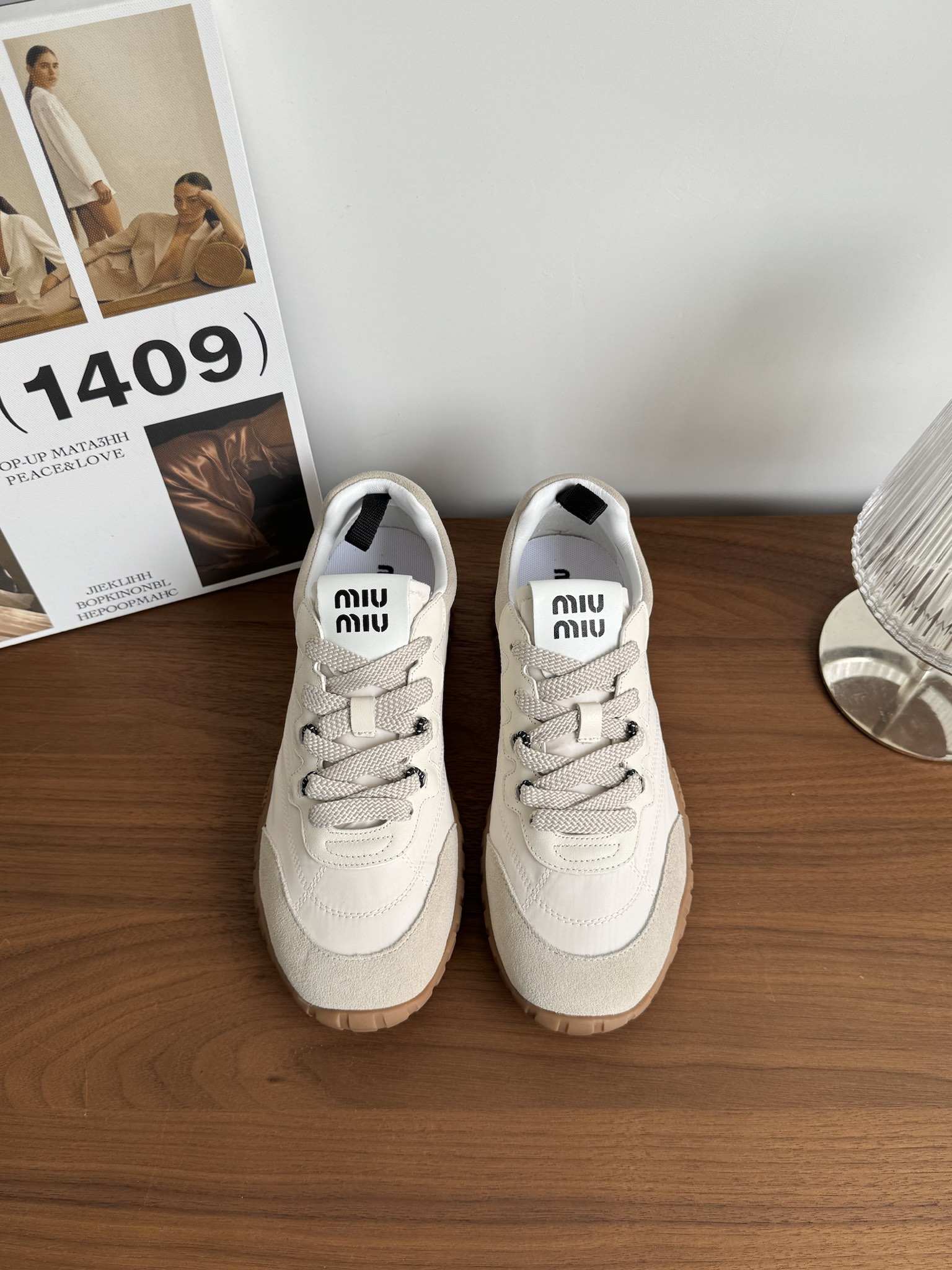 NO:234761,Introduction to Miu* SNGG | TYRE Tires Training Series The series is themed on uniforms and the traditional style of the Boy Scouts, and injects the rebellious color as always into the classics. Miu's exquisite and always energetic tailoring design is also impressive - such as the iconic tailoring craftsmanship and the dare to reveal the details of the village. The diverse collision conveys modern style~ It looks good no matter how you wear it, this summer's fashionable favorite!  - MATERIAL Material - Upper imported beef reverse velvet custom fabric inner cowhide, outsole custom tire opening combination outsole size#35～40 (40 customization without return and exchange) price, casual shoes/sports shoes, miumiu, sneakers, cowhide19860909Miu* SNGG简介｜TYRE轮胎德训系列 系列以制服和童子军传统风格为主题,并在经典中注入了一如既往的叛逆色彩.Miu 精致且始终充满活力的剪裁设计也令人印象深刻一—例如标志性的剪裁工艺和敢于露出村里的细节.多元对撞,传达现代风格~怎么穿都好看今夏时髦精最爱！ - MATERIAL 材质 - 鞋面进口牛反绒定制面料 内里牛皮 大底定制轮胎开模组合大底 size#35～40（40定制不退换） price,休闲鞋/运动鞋,miumiu,sneakers,cowhide,Women's Shoes