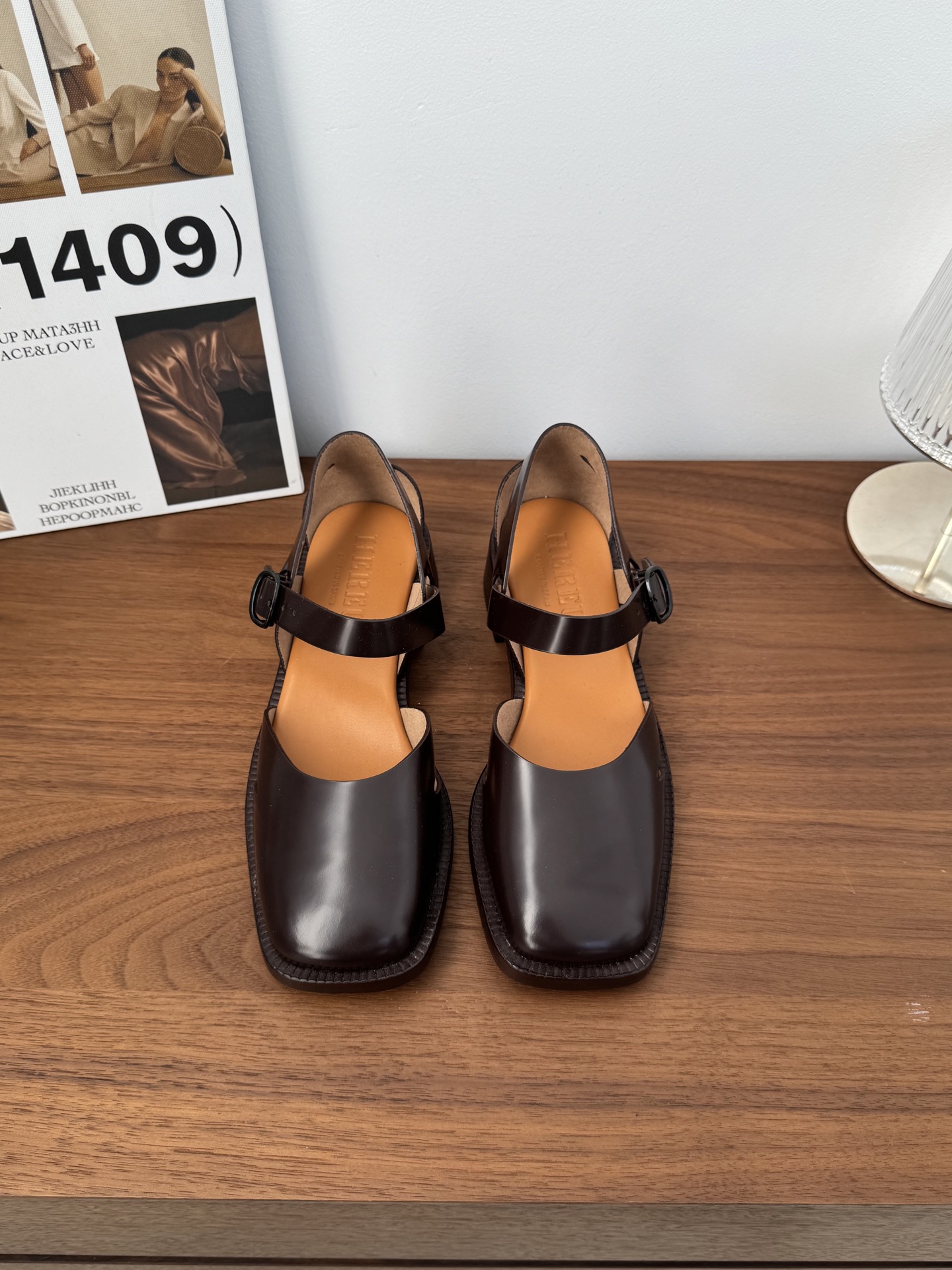 NO:247065,HERE* SNGG Introduction | Square head hollow retro Mary Jane Lazy and casual without losing its high-end design, very innovative, refreshing and full of French retro style! Using ancient leather craftsmanship passed down from generation to generation, purely hand-crafted. Natural materials not only ensure the comfort and durability of the shoes, but also add the unique texture of the shoes. The design combines traditional techniques and modern design concepts to capture the natural style of the Mediterranean. Its iconic interwoven leather, modern colors and exquisite craftsmanship make HE's sandals unique! - MATERIAL Material - Upper Imported beaded cowhide with edges, water-dyed cowhide inward, outsole, genuine leather soles size#35～39 (40 custom made without return) price, semi-torque, mary jane, cowhide, Leather soles19860909HERE* SNGG简介｜方头中空复古玛丽珍 慵懒随意又不失高级,设计非常的有新意 既清爽又满满的法式复古风！采用世代传承的古老皮革工艺,纯手工雕琢,自然材料不仅保证了鞋子的舒适度和耐用性,还增添了鞋子独特的质感.设计融合了传统技法和现代设计理念,捕捉地中海的自然风情,其标志性的交织皮革、现代色彩和精致工艺让HE的涼鞋独树一帜！ - MATERIAL 材质 - 鞋面 进口开边珠牛皮 内里水染牛皮 大底 真皮大底 size#35～39（40定制不退换） price,半拖,mary jane,cowhide,Leather soles,Women's Shoes