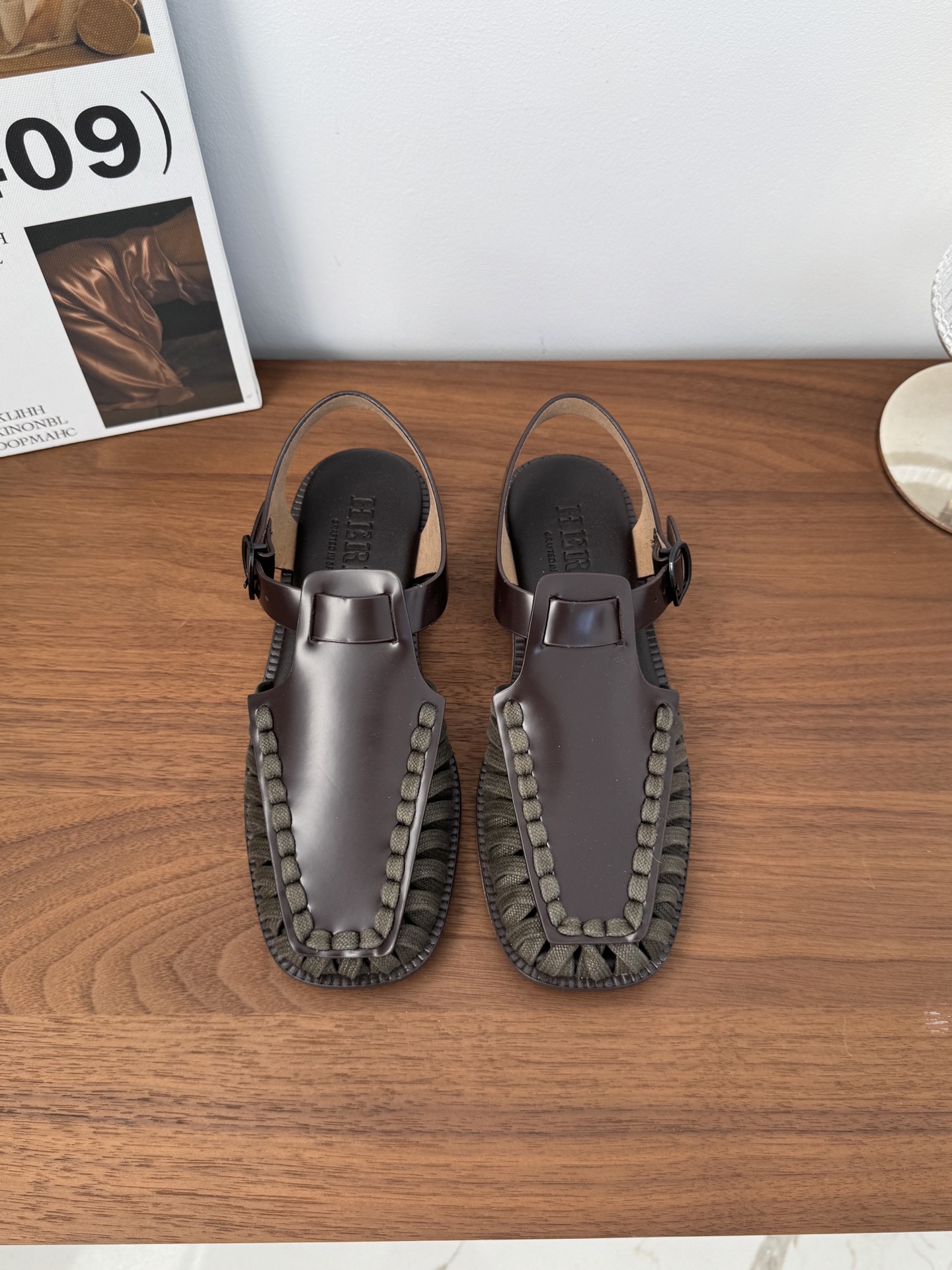 NO:247071,HERE* SNGG Introduction | Square-toed braided Roman sandals Take the high-end minimalist retro route. These Roman sandals are very retro!  The temperament is relatively neutral and the black and brown outfits in spring, summer, autumn and winter!  The soft calf leather is simple retro shoes. The handmade leather is very solid, the shoe shape is particularly hard and wide. The hand-woven embellishment makes the upper simple and distinctive. It is paired with exquisite workmanship to highlight the rich urban style. Wear a pair of British shoes with good leather to interpret the unique flavor of the East and the West!  - MATERIAL Material - Upper Imported beaded cowhide leather with water dyed cowhide leather outsole size #35～39 (40 custom made without return) price, semi-torque, sandals, cowhide, Leather soles19860909HERE* SNGG简介｜方头编织罗马凉鞋 走的高级极简复古路线.这款罗马凉鞋很复古！气质比较中性和春夏秋冬四季的黑色和棕色系穿搭绝配！材质柔韧的的小牛皮,简单的复古鞋款,手工皮很扎实,鞋型特别硬阔,手工编织的点缀让鞋面简约不失特色,配以精湛的做工彰显浓郁的都市风格穿着一双皮质良好的英伦鞋,演绎东西方融合的不二风味！ - MATERIAL 材质 - 鞋面 进口开边珠牛皮 内里水染牛皮 大底 真皮大底 size#35～39（40定制不退换） price,半拖,sandals,cowhide,Leather soles,Women's Shoes