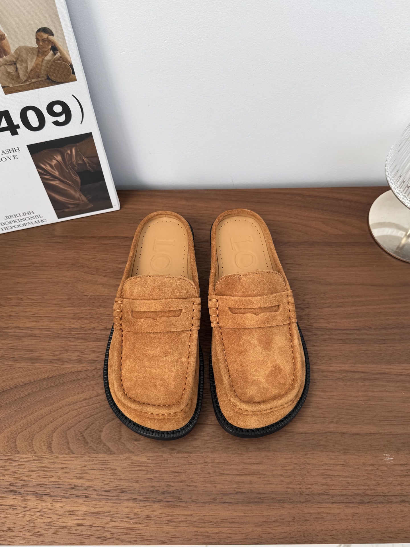 NO:247048,LOEW* SNGG Introduction | Baotou Muller Towel New Campo shoes come from the show to continue brand designer Jonathan Anderson The usual playful color new Campo Muller slippers are paired with cute and interesting round toe and very retro carved details, with a full sense of design!  Smooth, beautiful, classic and timeless appearance with structural texture and thickness, durable and durable. - MATERIAL Material - Upper Imported cowhide, high mercerized cowhide, inner water-dyed cowhide, outsole, genuine leather soles size#35～39 (40 custom made without return) price, semi-torque, loewe, slippers, cowhide, Leather soles19860909LOEW* SNGG简介｜包头穆勒拖 全新 Campo 鞋来自秀场延续品牌设计师Jonathan Anderson 一贯的玩味主义色彩新款Campo穆勒拖鞋以可爱有趣的圆形鞋头搭配极具复古风的雕花细节,设计感十足！光滑丽质又经典隽永的外观极具结构的质感和厚度,持久耐穿. - MATERIAL 材质 - 鞋面 进口牛皮、高丝光牛反绒 内里水染牛皮 大底 真皮大底 size#35～39（40定制不退换） price,半拖,loewe,slippers,cowhide,Leather soles,Women's Shoes