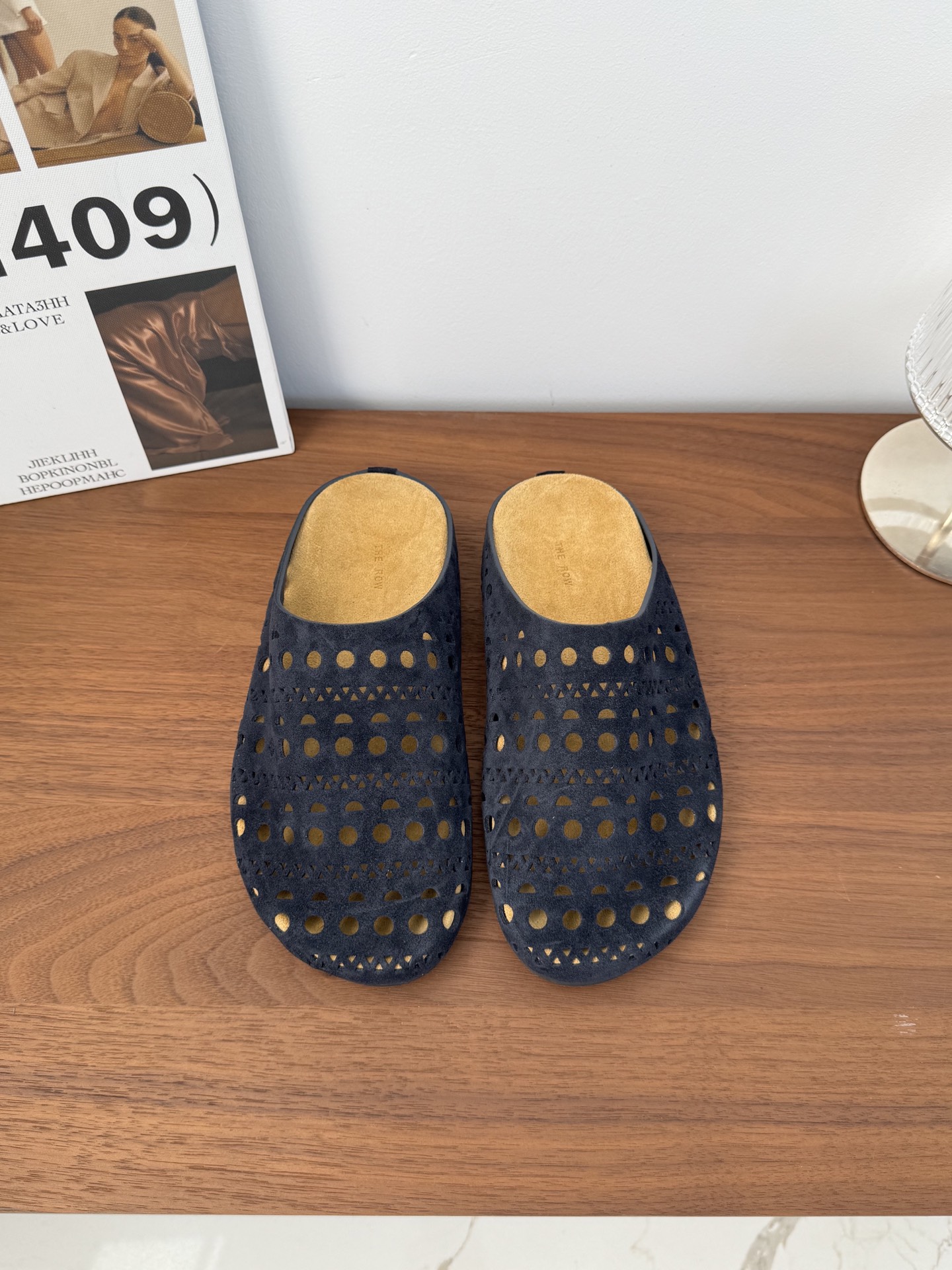 NO:247053,Introduction to The ro* SNGG | Baotou Bucken Tow This Boken shoes adopt the Baotou design, which not only adds the fashion sense of the shoes and adheres to the simple and high-end style!  With a casual and fashionable feeling ~ the sole is soft and elastic, and the upper design style is modern, simple and distinctive!  Combined fashion and comfort - MATERIAL material - upper imported high mercerized beef reverse velvet inner beef reverse velvet outsole Original custom mold-opening base size#35～39 (40 custom made without return) price, half drag19860909The ro* SNGG简介｜包头勃肯拖 这款博肯鞋采用了包头的设计,既增加了鞋子的时尚感,秉承简约高级风格！带着一种随性的时髦感～鞋底柔软有弹性,鞋面设计风格现代简约有特色！兼具时尚与舒适 - MATERIAL 材质 - 鞋面 进口高丝光牛反绒 内里牛反绒 大底 原版定制开模打底 size#35～39（40定制不退换） price,半拖,Women's Shoes