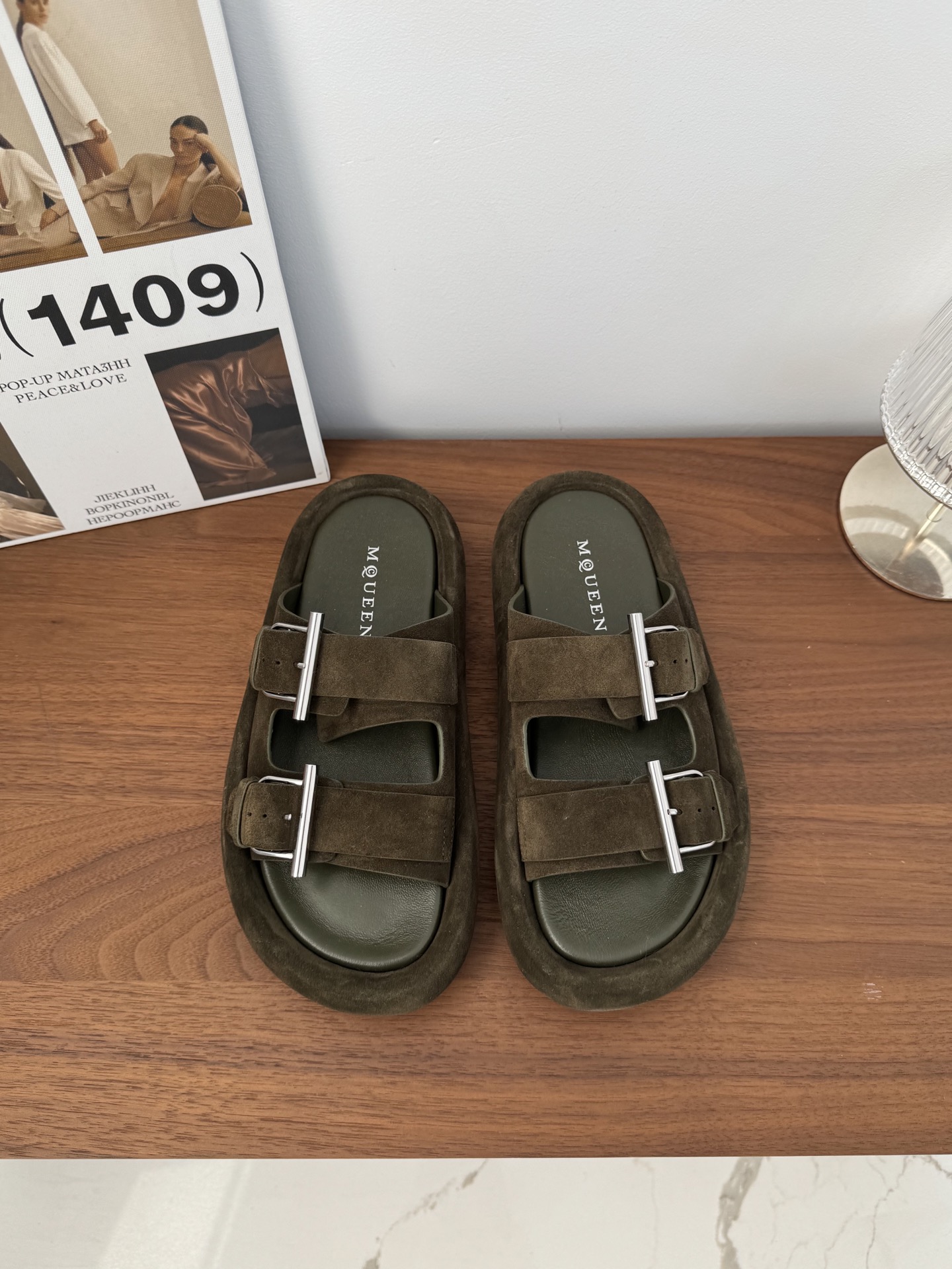 NO:256980,McQuee* SNGG Introduction｜Arc thick-soled bag head drag The leather texture of the fur is matched with dark green!  The feet look super white!  The thick-soled design is really a blessing for a small person~ the double-breasted design does not hurt your feet at all!  The footbed is very soft and comfortable~ and the leather texture is also available!  - MATERIAL Material - Upper Imported top layer cowhide inner water dyed cowhide outsole Original custom mold-opening base size #35～39 (40 customization without return) price, slippers, slippers, cowhide19860909McQuee* SNGG简介｜Arc厚底包头拖 翻皮毛的皮质感搭配上墨绿色！上脚超级显白！厚底设计真的是小个子福音啦～双排扣设计一点都不磨脚！垫脚皮里,非常柔软舒适的哦～还有皮面质感！ - MATERIAL 材质 - 鞋面 进口头层牛皮 内里水染牛皮 大底 原版定制开模打底 size#35～39（40定制不退换） price,拖鞋,slippers,cowhide,Women's Shoes