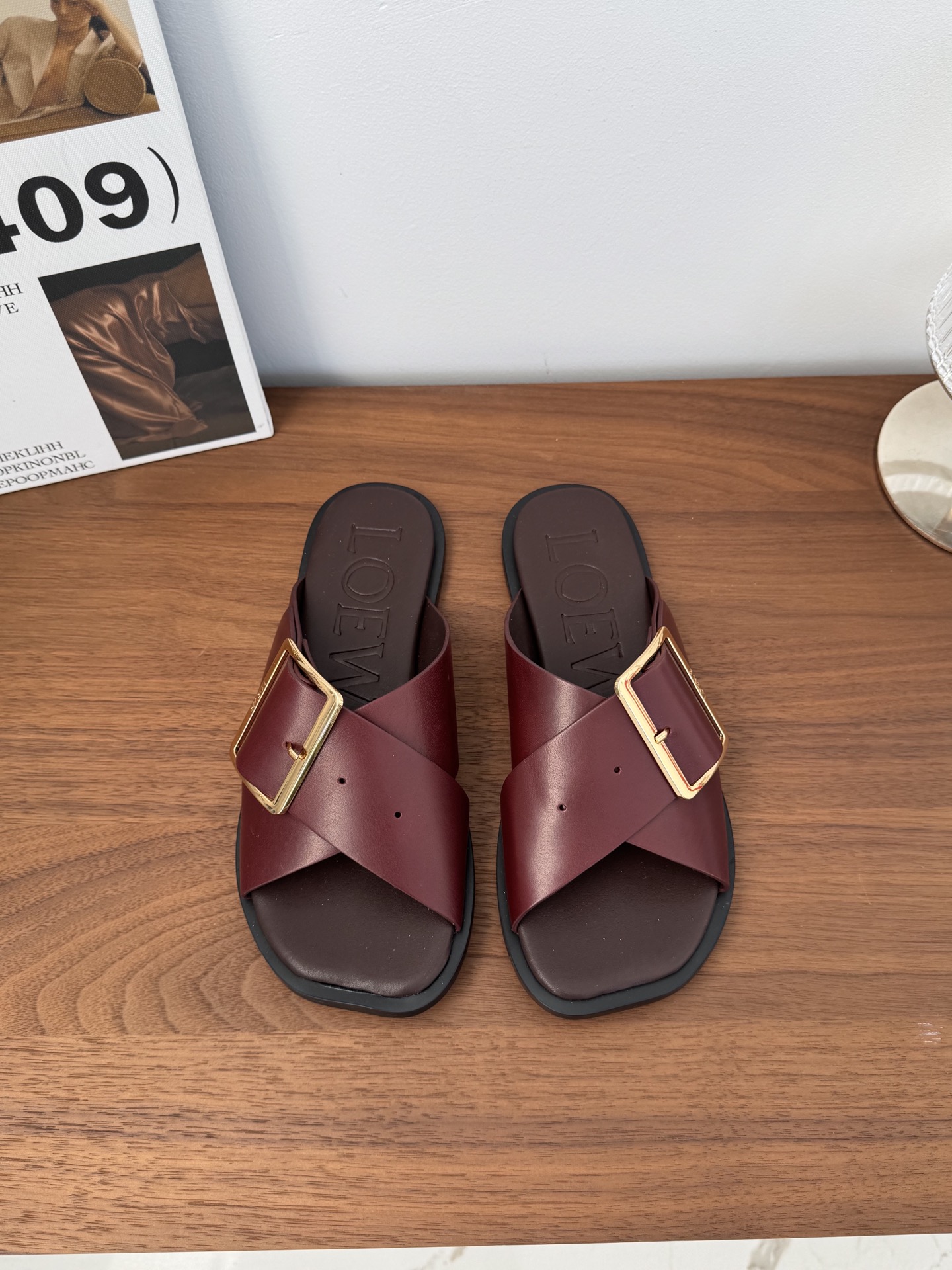 NO:256983,LOEW* SNGG Introduction｜Cross Flat Sole Drag New Apple-head cross braided flat slippers!  This one looks really nice on the feet, whether it is worn alone or with socks!  The combination of red and gold or black gold is very attractive!  The simple design feels cleaner and more elegant, making you miss it. The color is also very pleasing and beautiful, and the temperament is full of aura when you put it on your feet~ - MATERIAL Material - Upper Imported top layer cowhide inner water dyed cowhide Outsole genuine leather sole size #35～39 (40 custom made without return) price, slippers, loewe, slippers, cowhide, Leather soles, socks19860909LOEW* SNGG简介｜交叉平底拖 新款苹果头交叉编织带平底拖鞋！这款上脚真的超级好看,无论是单穿还是搭配袜子穿！红色与金色的搭配或者是黑金的搭配都非常的耐看！简约设计感觉更干净优雅让你念念不忘 颜色也很耐看漂亮,上脚瞬间气质十足气场～ - MATERIAL 材质 - 鞋面 进口头层牛皮 内里水染牛皮 大底真皮大底 size#35～39（40定制不退换） price,拖鞋,loewe,slippers,cowhide,Leather soles,socks,Women's Shoes