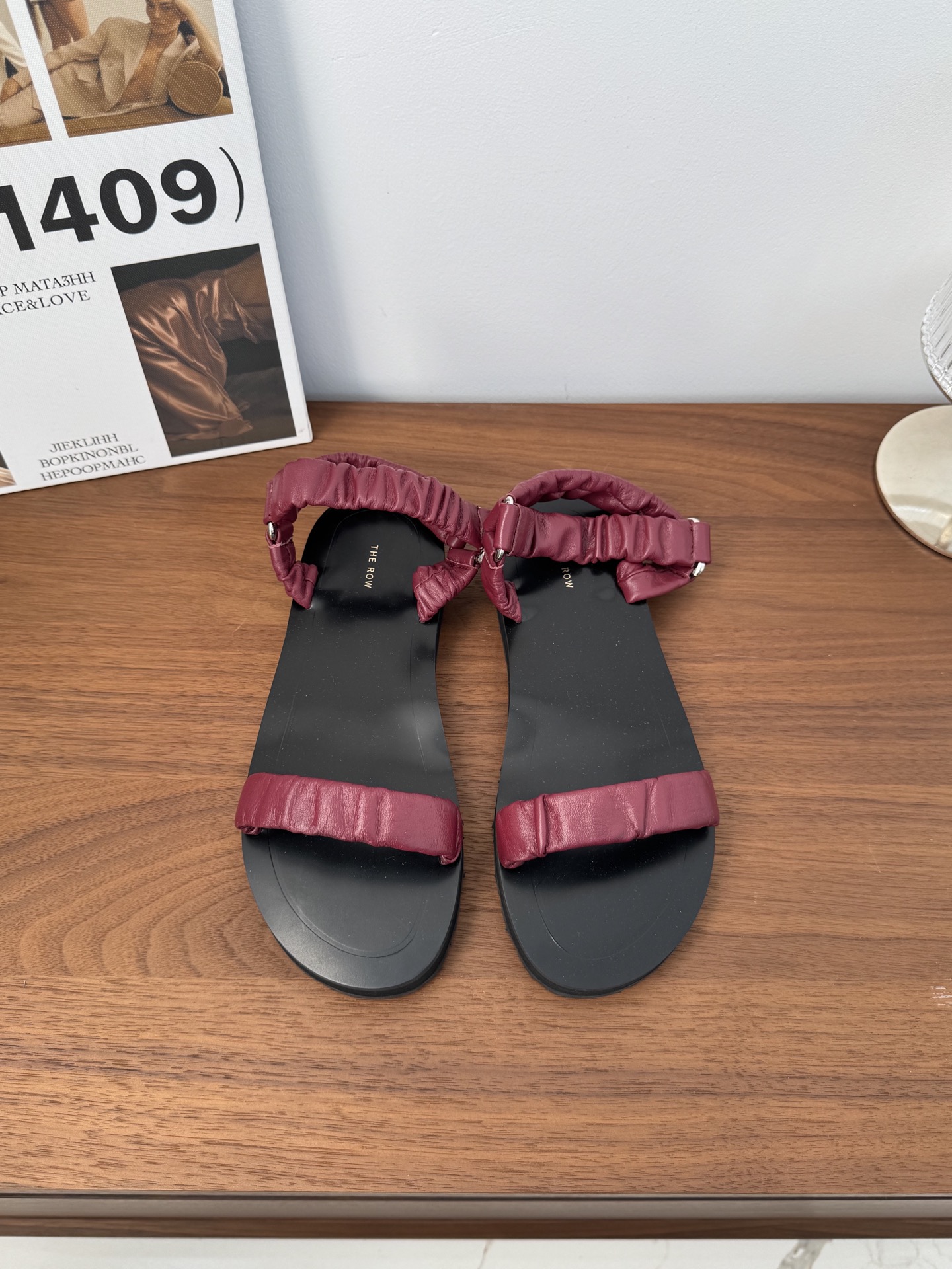 NO:256977,Introduction to The Ro* SNGG | Simple sandals Continue the consistent minimalist style, the design is simple and fashionable, and the design makes the foot look more beautiful. The pleated design of the upper increases the layering, making the whole shoe more textured. The flat design is comfortable and stable, made of high-quality sheepskin material, light and comfortable, and has good breathability~ - MATERIAL material - Upper Imported sheepskin Inner water-dyed cowhide Outsole leather outsole size#35～39 (40 customization without return) price, sandals, sandals, cowhide, sheepskin, Leather soles19860909The Ro* SNGG简介｜简约凉鞋 延续了一贯极简风格,设计简约时尚,设计更显脚型优美.鞋面的褶皱设计增加了层次感,让整个鞋子更加有质感.平底设计舒适稳定,采用高质羊皮材质制作,轻盈舒适,透气性好～ - MATERIAL 材质 - 鞋面 进口羊皮 内里水染牛皮 大底真皮大底 size#35～39（40定制不退换） price,凉鞋,sandals,cowhide,sheepskin,Leather soles,Women's Shoes