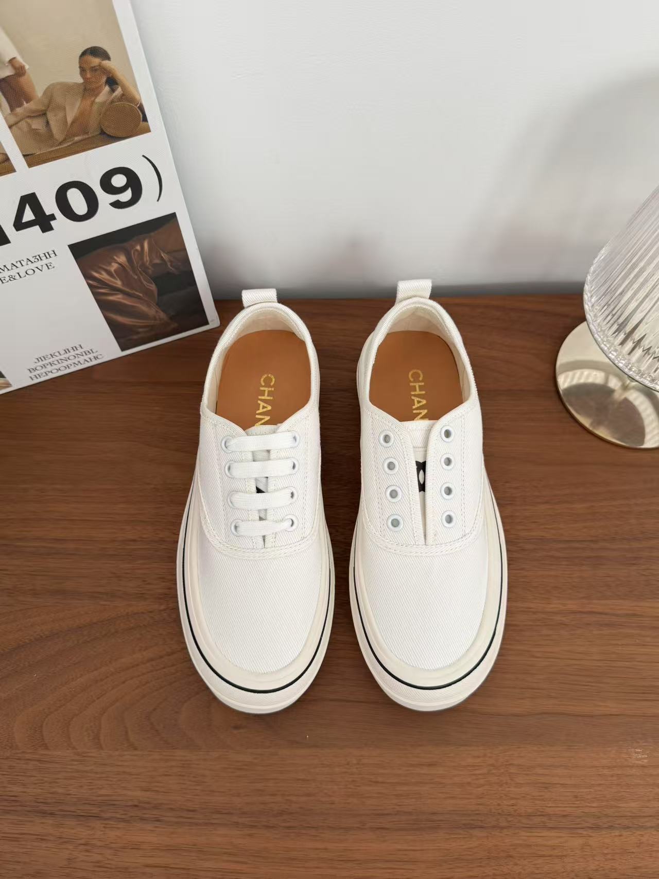 NO:407907,CHANE* SNGG Introduction｜Thick sole one foot canvas Contracting spring and summer outfits with small thick sole shoe shapes, not tired to wear~ It also increases the height and makes the sole look slimming, simple and high-end cookie sole and upper are soft and not grinding, and there is no problem that the current super popular cookie shoes are, with special shape, very recognizable, slimming and long legs, absolutely powerful~ - MATERIAL Material - Upper Imported Custom Canvas Inner Imported Custom Canvas Outsole Original 11 Sole size#35～39 (40 Customized No Return and Exchange) price, casual shoes/sports shoes, chanel, sneakers19860909CHANE* SNGG简介｜厚底一脚蹬帆布 承包春夏穿搭的饼干鞋小厚底的鞋型,穿着不累~还增高显瘦鞋底,简约中带着高级感饼干鞋底和鞋面柔软不磨暴走都没问题目前超级流行的饼干鞋,造型特殊,很有辨识度,显瘦显腿长,绝对实力派～ - MATERIAL 材质 - 鞋面 进口定制帆布 内里进口定制帆布 大底原版11大底 size#35～39（40定制不退换） price,休闲鞋/运动鞋,chanel,sneakers,Women's Shoes