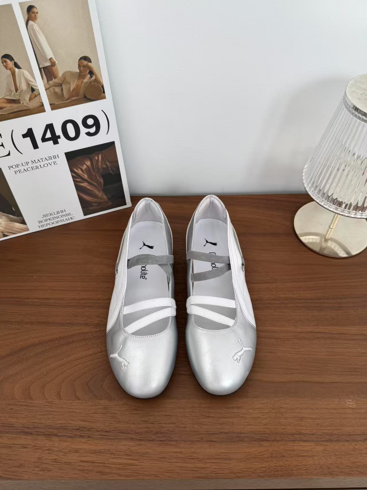 NO:407904,* SNGG Introduction｜Speedcat ballet style From the popular 'Speedcat' to the H-Street series, the 'Speedcat' ballet style appeared at the event. The series uses a lot of iconic designs. From the iconic logo on the appearance to the small cougar logo on the side, they all have a strong PU style. However, the elastic band in the middle of the shoe and the design of the D-shaped toe cancelled design is very ballet style - MATERIAL material - upper High mercerized beef velvet inner calfskin Outsole Customized open mold sole size #35~39 (40 customization without return) price, ballet shoes, cowhide19860909* SNGG简介｜Speedcat芭蕾风 从备受喜爱的“Speedcat”到H-Street 系列都在活动中出现“Speedcat”芭蕾风、系列透用了很多标志性的设计从外观的标志性的logo到侧边小巧的美洲狮标识都带有强烈的PU风格 但鞋中部的松紧带和取消了丁型鞋头的设计又非常具有芭蕾风格 - MATERIAL 材质 - 鞋面 高丝光牛反绒 内里小牛皮 大底定制开模大底 size#35～39（40定制不退换） price,芭蕾舞鞋,cowhide,Women's Shoes