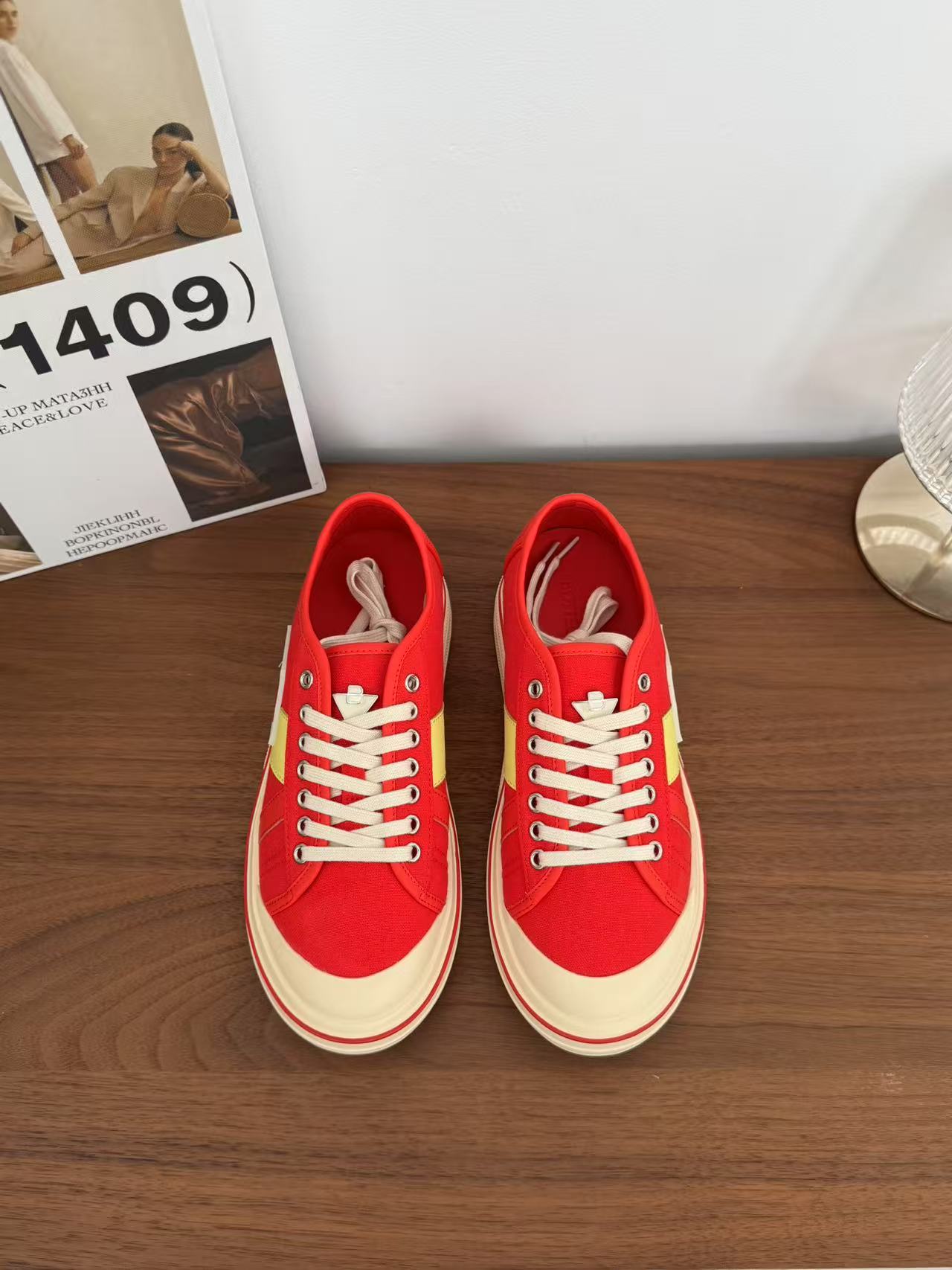 NO:407899,Introduction to SNGG | Eliot retro sports shoes. Retro basketball shoes are inspired by design. The canvas upper is lightweight, the upper and splicing are wrapped in soft leather. The red lines on the edges are hand-painted, which is more tasteful and attitude!  Hand-painted retro red lines embellish it, and each stitch tells the aesthetic persistence of the high-end fashion house~ - MATERIAL Material - Upper Original custom canvas + cowhide High-density breathable canvas Inside Customized Outsole Customized Open-molded Outsole Size#35～39 (40 customization without return and exchange) price, casual shoes/sports shoes, sneakers, cowhide19860909SNGG简介｜Eliot复古运动鞋 以复古篮球鞋为设计灵感,帆布鞋面自重轻盈,鞋帮和拼接处以柔软的皮革镶嵌包裹,鞋边的红线均为手工绘画,更具品味与态度！手绘复古红线点缀其间,每一针脚都在诉说高级时装屋的审美坚持~ - MATERIAL 材质 - 鞋面 原版定制帆布+牛皮 内里高密度透气帆布 大底定制开模大底 size#35～39（40定制不退换） price,休闲鞋/运动鞋,sneakers,cowhide,Women's Shoes