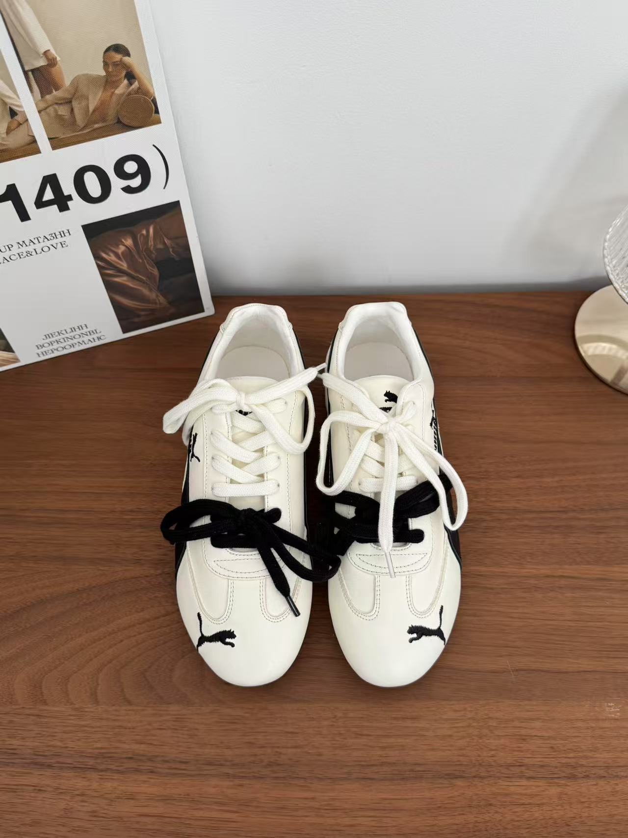 NO:407902,* SNGG Introduction｜Co-branded German training shoes carry the hope of bringing back the classic racing shoes 'speed cat'. The texture of the shoe style is spliced ​​with the overall retro atmosphere cowhide, and the pair of shoelaces selected perfectly conform to the recent trend and are full of retro flavor. - MATERIAL Material - Imported top layer cowhide inner calf leather Outsole Customized open mold-proof non-slip sole size #35～39 (40 customization without return) price, casual shoes/sports shoes, sneakers, cowhide19860909* SNGG简介｜联名款德训鞋 承载将经典赛车鞋款 「speed cat」带回的希冀,鞋款质感为了配合整体复古氛围牛皮进行拼接,选用的双鞋带也是完美顺应了最近的潮流趋势,复古味道满满. - MATERIAL 材质 - 鞋面进口头层牛皮 内里小牛皮 大底定制开模防滑大底 size#35～39（40定制不退换） price,休闲鞋/运动鞋,sneakers,cowhide,Women's Shoes