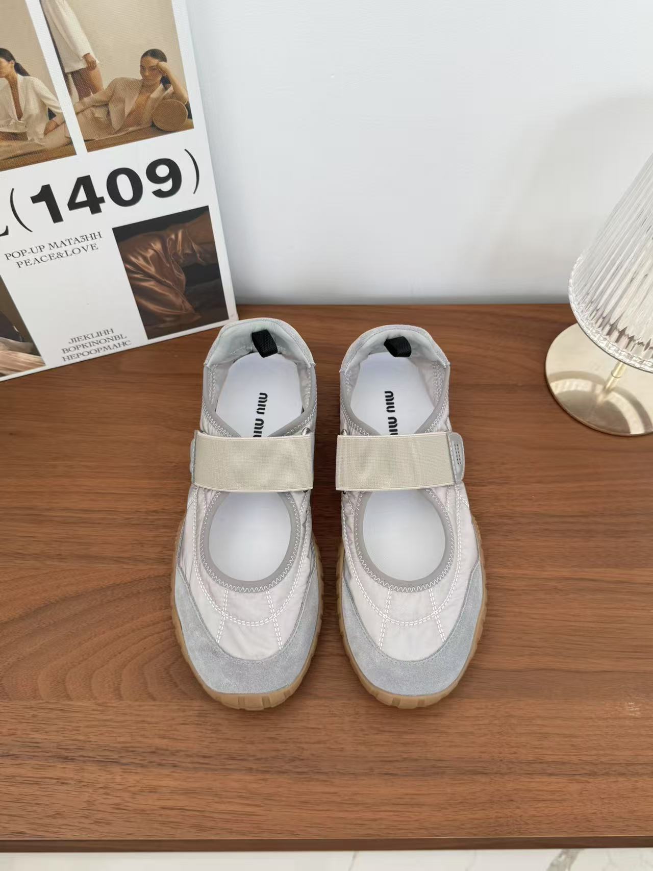 NO:407896,Introduction to Miu* SNGG | TYRE Tire Mary Jane Series Mary Jane Velcro single shoes have avant-garde and bold design. Miu style is integrated into the simple lines of this thick-soled canvas sneaker. The unique logo is decorated on the tongue and back of the shoe, embellished with retro design, adding iconic elements!  Thick sole design defines avant-garde modern style - MATERIAL material - imported cow back velvet custom fabric inner cowhide outsole custom tire opening combination outsole size #35～40 (40 customization without return) price, Mary Jane, miumiu, mary jane, sneakers, cowhide19860909Miu* SNGG简介｜TYRE轮胎玛丽珍系列 玛丽珍魔术贴单鞋前卫大胆的设计,Miu风格融于此款厚底帆布运动鞋的简约线条,别致徽标饰于鞋舌与背面,点缀复古设计,平添标志性元素！厚底设计定义前卫的现代风格 - MATERIAL 材质 - 鞋面进口牛反绒定制面料 内里牛皮 大底定制轮胎开模组合大底 size#35～40（40定制不退换） price,玛丽珍,miumiu,mary jane,sneakers,cowhide,Women's Shoes