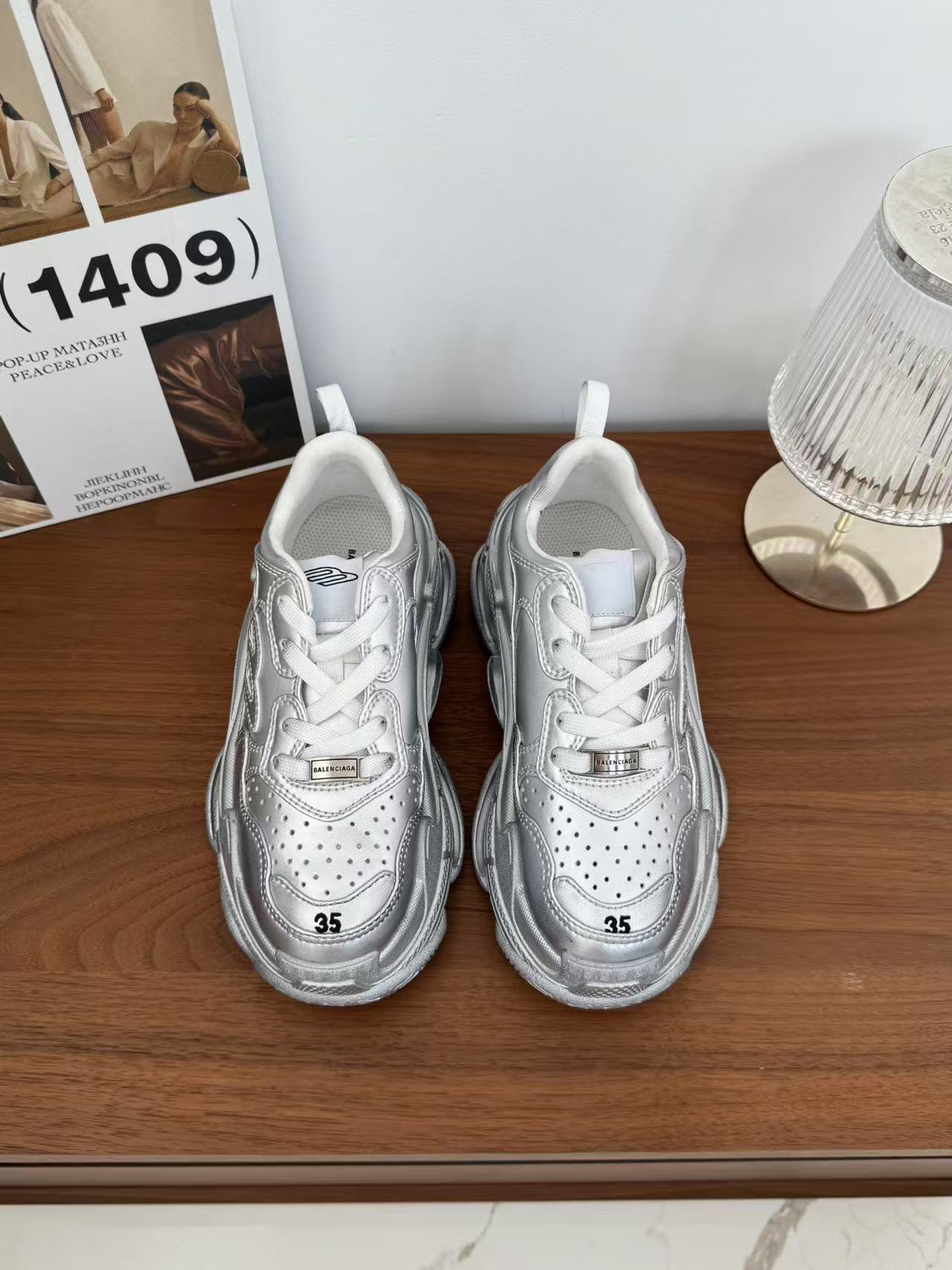 NO:407895,* SNGG Introduction｜Triple s old dad shoes series old and new dad shoes full of three-dimensionality complex three-layer outsole uses Clear Sole technology to inject TPU into the sole to produce bubbles to provide more comfort and lighter shoes and shock absorption effects. The toe edge is embroidered with logo on the side. The back is embroidered with logo on the tongue. The Triple S rubber brand on the tongue is always online~ - MATERIAL Material - Imported top layer cowhide inner calfskin Outsole custom open mold combination sole size#35～40 (40 customization is not returned or exchanged) price, dad shoes, cowhide19860909* SNGG简介｜Triple s做旧老爹鞋系列 做旧新款老爹鞋 立体感十足 复杂的三层外底 采用 Clear Sole技术将TPU注入鞋底内部可产生气泡 以提供更多舒适感更轻的鞋子和减震效果 脚趾边缘绣有尺寸侧面绣有徽标 背面压印徽标 舌头上的Triple S橡胶品牌,潮流一直在线～ - MATERIAL 材质 - 鞋面进口头层牛皮 内里小牛皮 大底定制开模组合大底 size#35～40（40定制不退换） price,老爹鞋,cowhide,Women's Shoes