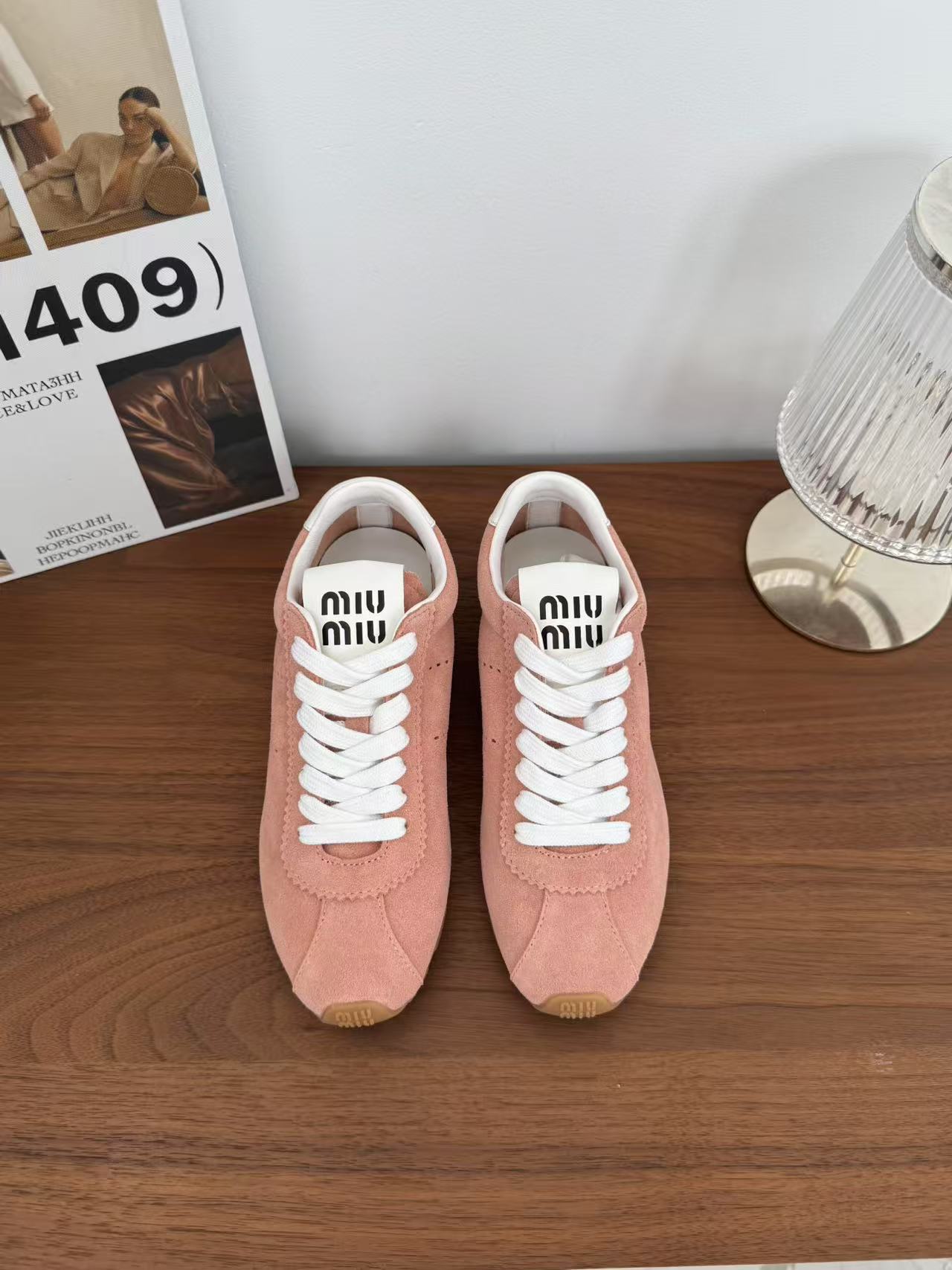 NO:407888,* SNGG Introduction | Casual Moral Training Series In line with the current trend of thin-soled shoes, Miu Miu thin-soled sneakers are paired with a low-key thin-soled sole with a retro shoe design. In terms of color matching and material, not only soft leather, suede leather and spliced ​​leather are used, but also subverting the design tradition, but also a delicate and gentle feeling. The exquisite workmanship and material complement each other with the light and fashionable silhouette, bringing a retro feeling - MATERIAL material - imported high mercerized beef reverse velvet cowhide leather in the upper imported calf leather outsole 1:1 open mold custom sole size#35～39 (40 customization without return and exchange) price, casual shoes/sports shoes, miumiu, sneakers, cowhide19860909* SNGG简介| 休闲德训系列 顺应了当下薄底鞋的流行趋势,Miu Miu 薄底运动鞋以低调的薄底鞋底搭配复古感的鞋型设计.配色和材质的使用上,不仅采用了柔软的皮革、绒面皮革以及拼接皮面三种款式,继续颠覆设计传统,运动鞋也可以穿出精致斯文的感觉.精致考究的做工和材质与轻盈时尚的廓形相得益彰,带来了复古的感觉 - MATERIAL 材质 - 鞋面进口高丝光牛反绒牛皮 内里进口小牛皮 大底1:1开模定制大底 size#35～39（40定制不退换） price,休闲鞋/运动鞋,miumiu,sneakers,cowhide,Women's Shoes