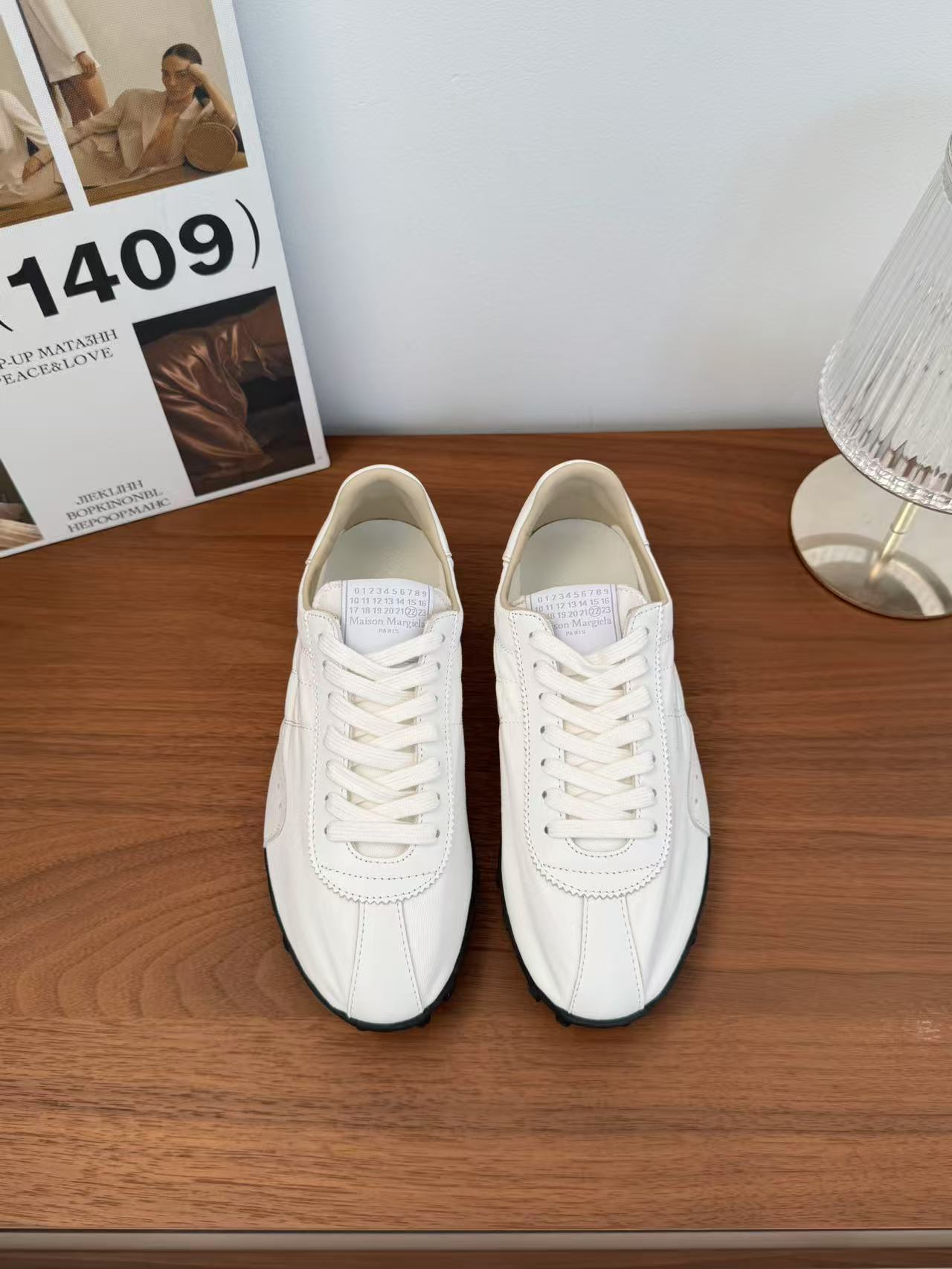 NO:407890,⑥* SNGG Introduction | Casual Moral Training Series The genius designer brand, the foot is very versatile and comfortable as the feet. This German training shoe continues the classic T-shaped genuine leather splicing design. The soft and delicate features of the top layer cowhide and the texture of cow leather make it have super high softness and comfort. The fork also maintains good breathability and comfort and texture parallel, so as to easily control any matching of all seasons. - MATERIAL Material - Imported high mercerized cow leather with upper imported calf leather calf leather with inner imported calf leather Outsole 1:1 open mold custom sole size#35～45 price, casual shoes/sports shoes, sneakers, cowhide19860909⑥* SNGG简介| 休闲德训系列 鬼才设计师品牌,上脚很百搭哦,也很随脚舒适,这一款德国训练鞋延续了经典的丁形真皮拼接设计,头层牛皮柔软细腻的特点与牛反绒牛皮的质感相结合使其既有超高的柔软舒适度,叉同时保持不错的透气性能舒适与质感并行,轻松驾驭四季穿着任何搭配. - MATERIAL 材质 - 鞋面进口高丝光牛反绒牛皮 内里进口小牛皮 大底1:1开模定制大底 size#35～45 price,休闲鞋/运动鞋,sneakers,cowhide,Women's Shoes