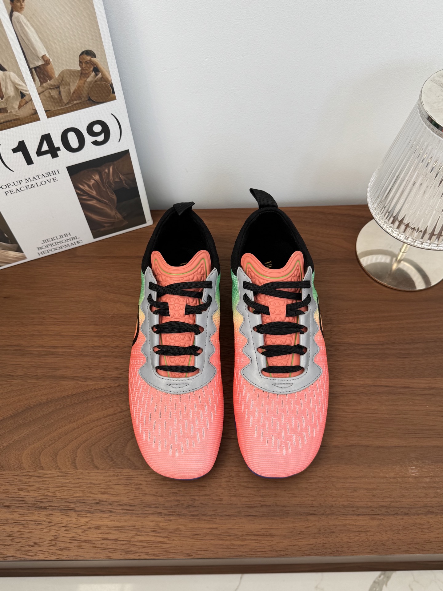 NO:407892,* SNGG Introduction | RUNBOOT Colorful Sports Shoes Jingshe's dominance in the fashion circle has begun to be shaken by 'extreme traditionalism', especially in thin-soled shoes, the popularity of shoe hangings, shoe flowers and other ways of playing, showing the popularity of fashion players' desire for new trends Valentin has become the leader of the 'extreme traditionalism revival'. Half the palace luxury, half the quirky, and more understanding of the 'mixed match fun' emphasized by Michele. Extreme traditionalism brings personality display and emotional value to the wearer. - MATERIAL Material - Imported original custom cowhide with upper, high density weaving, outsole 1:1 open mold custom sole size#35～45 (46 custom made without return) price, casual shoes/sports shoes, valentino, sneakers, cowhide19860909* SNGG简介| RUNBOOT 炫彩运动鞋 静奢在时尚圈的统治,开始被「极繁主义」撼动,尤其在薄底鞋方面,鞋挂、鞋花等玩法的盛行,品示出时尚玩家对新趋势的渴Valentin俨然成为「极繁主义复兴」的引领者.一半宫廷奢华,一半古灵精怪,也更加理解了Michele 强调的「混搭乐趣」,极繁主义为穿着者带来个性展示和情绪价值. - MATERIAL 材质 - 鞋面进口原版定制牛皮 内里高密度织布 大底1:1开模定制大底 size#35～45（46定做不退换） price,休闲鞋/运动鞋,valentino,sneakers,cowhide,Women's Shoes