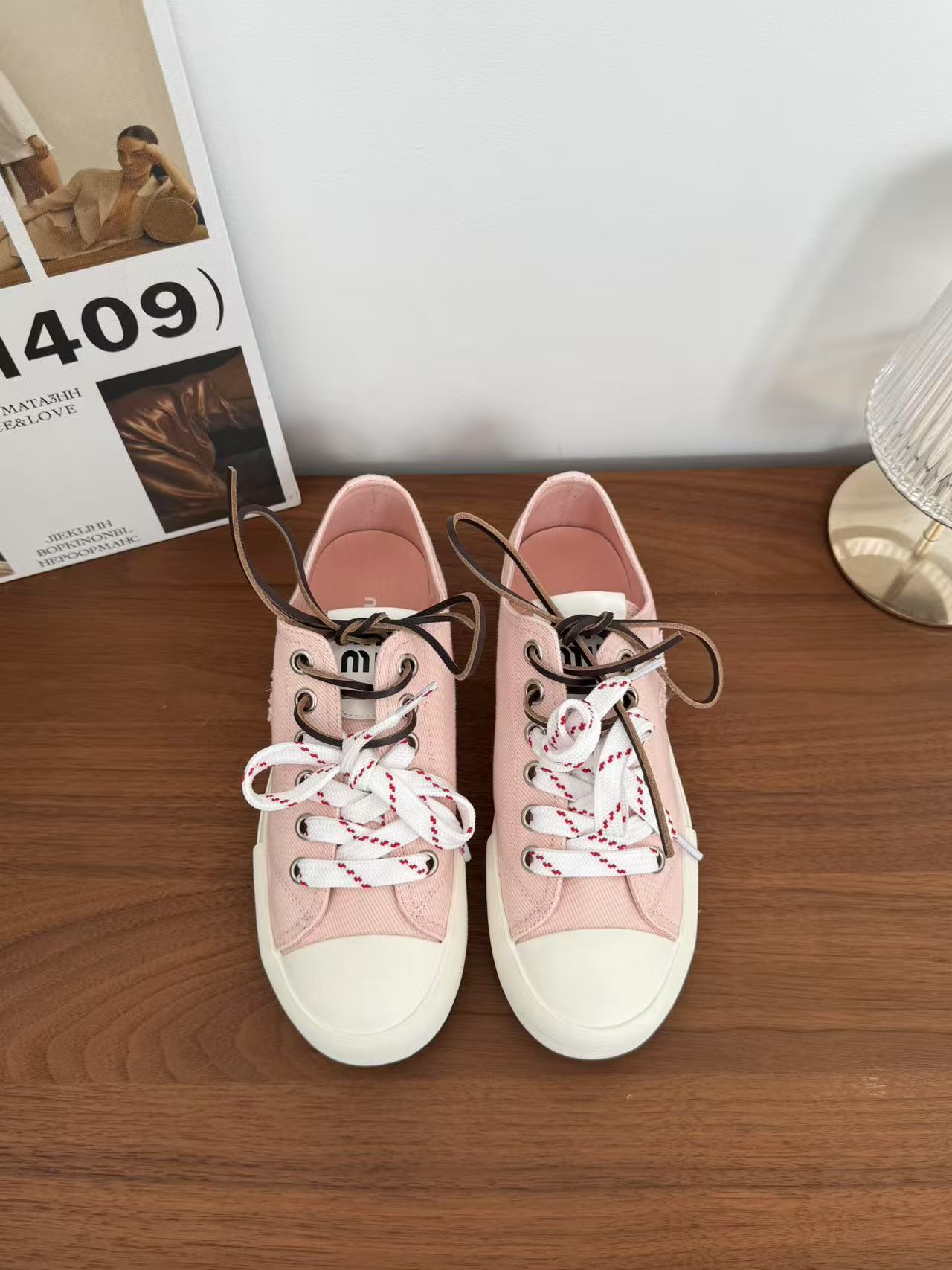 NO:407894,* SNGG Introduction | Forrest Gump Cookies Shoes Retro styling and innovative fabrics!  It is very comfortable to wear on your feet, and it is a must-have for the year!  Simple, casual and unruly, and reflects the beauty of tannins!  The small round head design and the heel style are perfect matches, and they are very well-behaved. When you wear it, you will be very young in an instant!  The tongue and back of the shoe are decorated with their iconic logo, which is very retro, making people recognize this miumiu style at a glance. - MATERIAL material - Original custom canvas with upper, high-density weaving, outsole 1:1 open mold custom outsole size #35~39 (40 custom made without return) price, casual shoes/sports shoes, miumiu, sneakers19860909* SNGG简介| 阿甘饼干鞋 复古的造型搭配创新的面料！随意搭配上脚非常舒适,年度必入款！简单很随意不羁又能体现单宁美感！小圆头设计,跟鞋型简直是绝配,乖巧感十足,穿上它,瞬间年轻了好岁！鞋舌和背面都点缀上了它们家标志性的徽标,复古范儿十足,让人一眼就能认出这是miumiu 的风格. - MATERIAL 材质 - 鞋面原版定制帆布 内里高密度织布 大底1:1开模定制大底 size#35～39（40定做不退换） price,休闲鞋/运动鞋,miumiu,sneakers,Women's Shoes