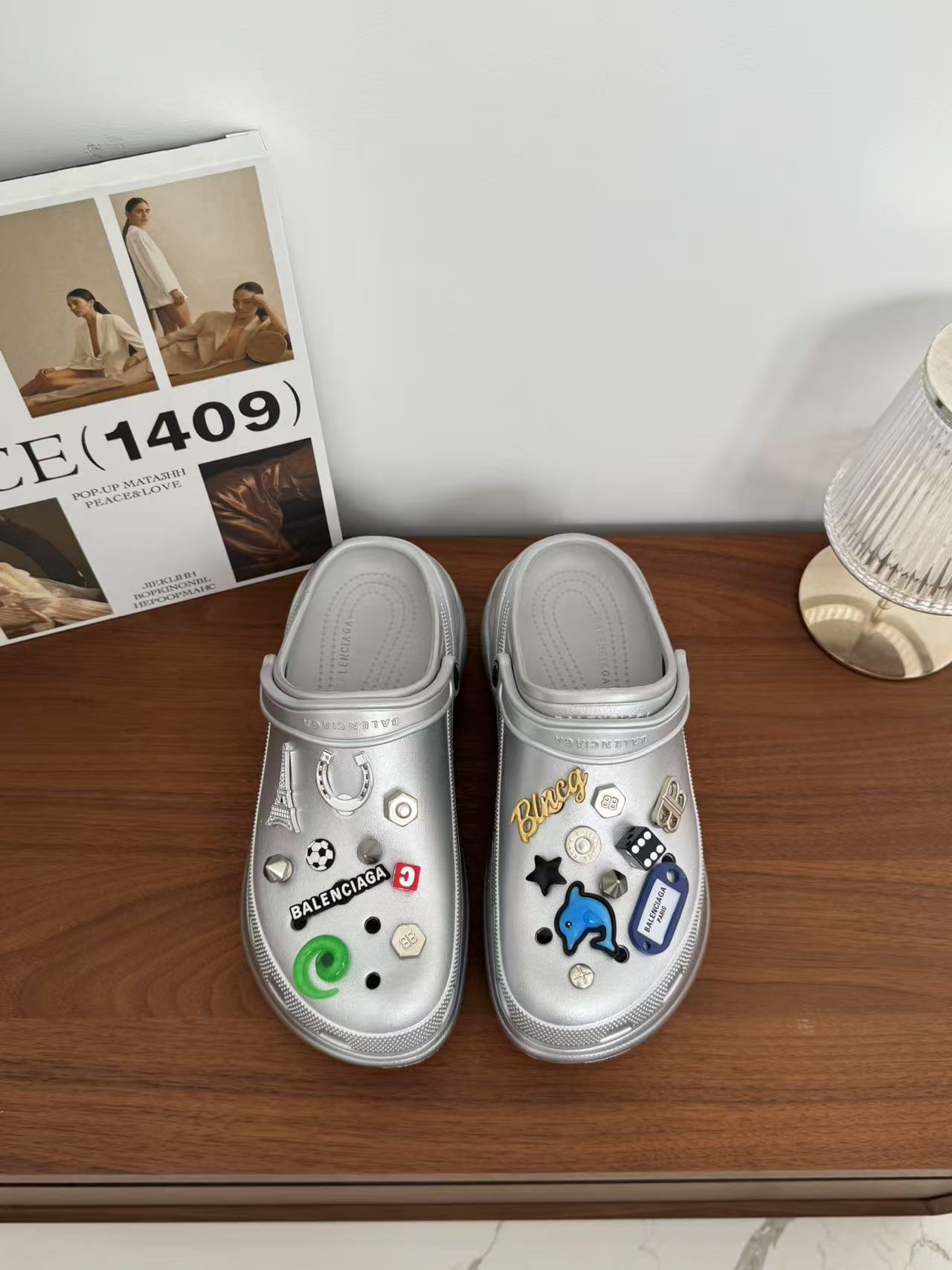 NO:263564,10 for women for men * SNGG | Couple style thick-soled hole slippers Every summer is the highlight of thick-soled shoes!  Balenciaga x Crocs slippers are available in 5 colors, a must-have in this IN era!  Imported EVA rubber and plastic, shaking anti-slip thick bottom, new dark horse items, fashion bloggers at home and abroad have been on the show, and are popular among social platforms at home and abroad. Fashion experts must buy!  Very stylish and strongly recommended~ This summer, one of the casual and cool girls picked~ - MATERIAL material - original custom imported EVA rubber and plastic heel height 7cm size#35～45, slippers, balenciaga, slippers19860909批女款男10 * SNGG｜情侣款厚底洞洞拖鞋 每个夏天都是厚底鞋的重头戏！巴黎世家 x Crocs拖鞋5色发售,在这个IN时代必备的！ 进口EVA橡塑,摇摇防滑厚底,新款黑马单品,海内外时尚博主纷纷上脚大秀,火遍海内外社交平台.时尚达人必入款！好穿造型感十足,强推～今年夏天休闲酷girl的one pick了～ - MATERIAL 材质 - 鞋面原版定制进口EVA橡塑 跟高7cm size#35～45,拖鞋,balenciaga,slippers,Women's Shoes