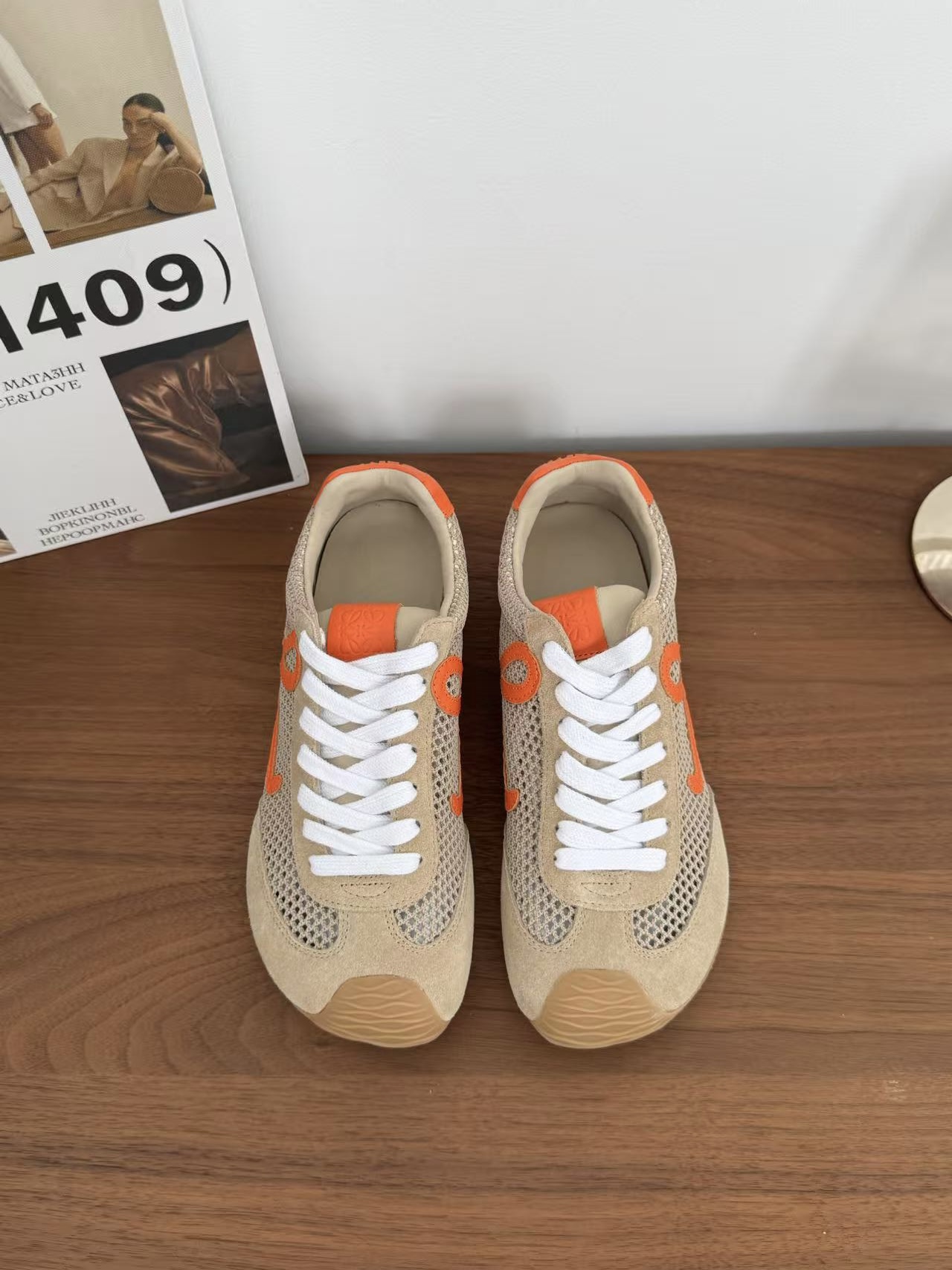 NO:263547,Ballet Runner 2.0 is a regular retro gene, asymmetric toe design, sock-like internal structure, light rubber outsole extends to the toe, making it look super stylish. The upper is mostly high-quality leather, soft and skin-friendly, and full of texture. Raw rubber sole, anti-slip and wear-resistant, and full of comfort. The soft suede body, and a thick rubber sole, which is not only wear-resistant but also super texture~ - MATERIAL material - Upper high mercerized beef reverse velvet customized breathable mesh Inner calfskin Outsole 1:1 open mold custom sole size#35～39 (40 custom made without return or exchange), casual shoes/sports shoes, loewe, sneakers, cowhide19860909批 LOEWESNGG简介| Ballet Runner2.0 自常复古基因, 不对称鞋头设计,袜状内部結构,轻盈橡胶外底延伸至鞋头,显得超级有范儿,鞋面多是优质皮革,柔软亲肤,质感满满.生胶鞋底,防滑耐磨,舒适度拉满.柔软的绒面鞋身,而且还有着厚实的橡胶大底,不仅耐磨还超有质感～ - MATERIAL 材质 - 鞋面高丝光牛反绒定制透气网 内里小牛皮 大底1:1开模定制大底 size#35～39（40定做不退换）,休闲鞋/运动鞋,loewe,sneakers,cowhide,Women's Shoes