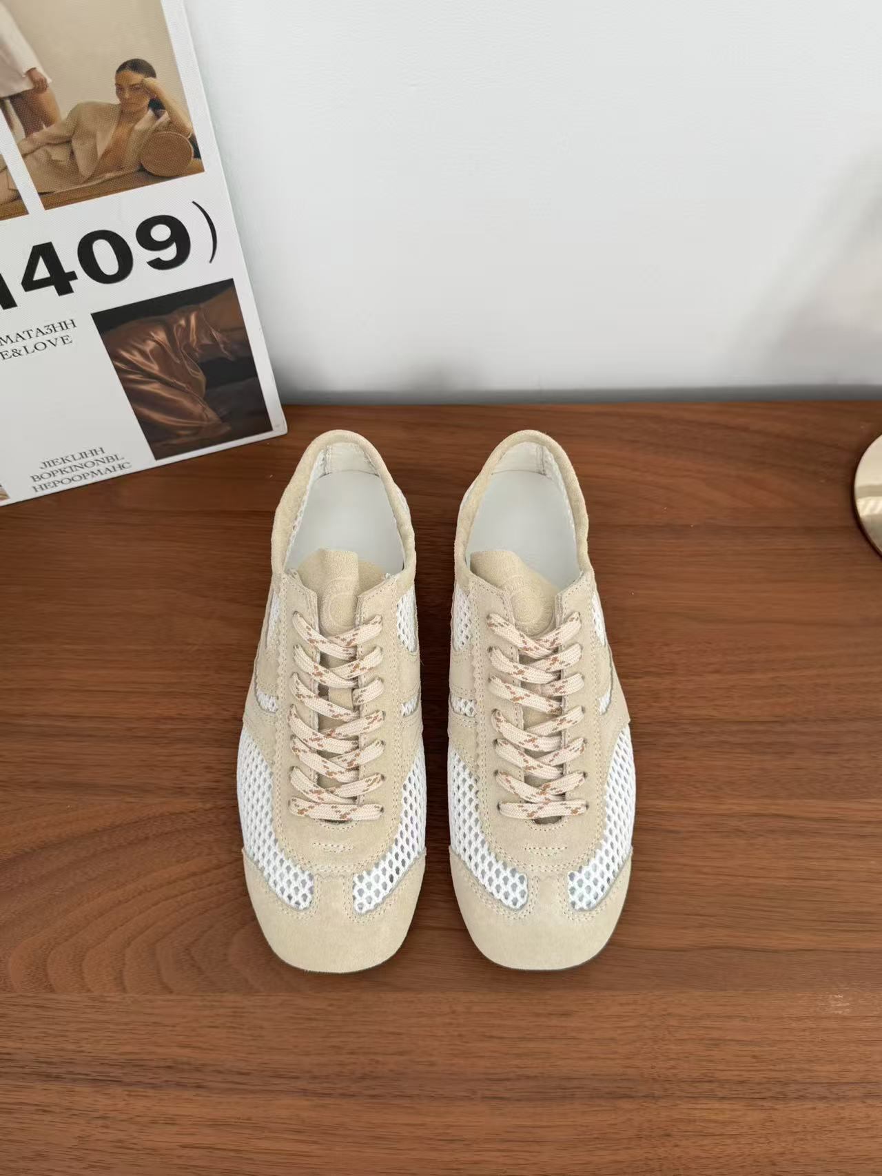 NO:407879,Dries Van Note* SNGG Introduction｜Dries Van Noten New summer retro Dede training shoes This is a Belgian brand. Many celebrity private clothing often appear. The simple design is both retro and simple. The leather is made of imported cowhide. The entire style is particularly durable and easy to wear. The TPU outsole is soft and non-slip!  !  - MATERIAL Material - Upper Cowhide Breathable Mesh Inner Cowhide Outsole 1:1 mold opening rubber size35～39 (40 custom made without return) price, casual shoes/sports shoes, sneakers, cowhide19860909Dries Van Note* SNGG简介｜Dries Van Noten 夏季新款复古得德训鞋 这款是比利时品牌 很多明星私服穿搭常出现 简约的设计既复古又简约 皮料选用进口牛皮 整个版型特别耐看又好穿 TPU大底软柔防滑！！ - MATERIAL 材质 - 鞋面 牛皮透气网 内里牛皮 大底 1:1开模橡胶 size35～39（40订做不退换） price,休闲鞋/运动鞋,sneakers,cowhide,Women's Shoes