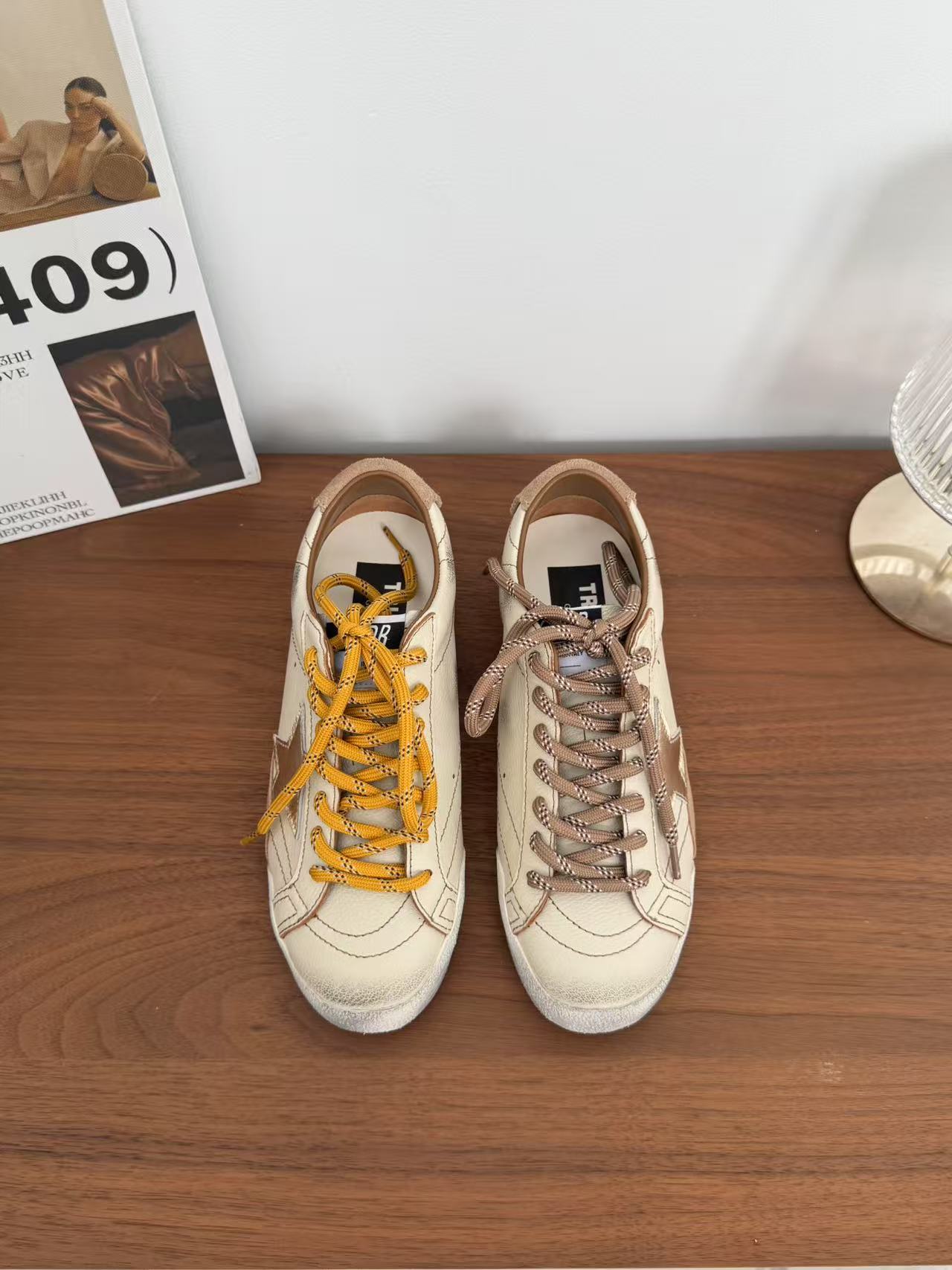 NO:407880,Introduction to SNGG | true star series The dirty feeling of this pair of shoes is not just a casual mud!  The upper is spliced ​​with imported calfskin + suede. Every wear and scratch is polished by Italian craftsmen, and even deliberately retains the original texture of the leather. The star logo on the side is sewn with Y2K style hiking shoelaces, which directly welds the retro street feel to the feet!  The most amazing thing is that there are no two pairs of exactly the same 1-day marks. When you wear it, you will be unique~ - MATERIAL Material - Upper Imported mercerized beef velvet inner calfskin outsole 1:1 molded sole size35~39 (40 customized for non-return) price, casual shoes/sports shoes, sneakers, cowhide, chamois leather19860909SNGG简介｜true star系列 这双鞋的脏脏感可不是随便糊泥巴！鞋面采用进口小牛皮＋麂皮拼接,每一处磨损、划痕都是意大利工匠手工打磨,甚至故意保留皮料原始纹理.侧面的星星标志缝制搭配 Y2K 风格的登山鞋带,直接把复古街头感焊死在脚上！最绝的是,没有两双完全相同的做1日痕迹,穿上它你就是独一无二的潮～ - MATERIAL 材质 - 鞋面 进口开丝光牛反绒 内里小牛皮 大底 1:1开模大底 size35～39（40订做不退换） price,休闲鞋/运动鞋,sneakers,cowhide,chamois leather,Women's Shoes