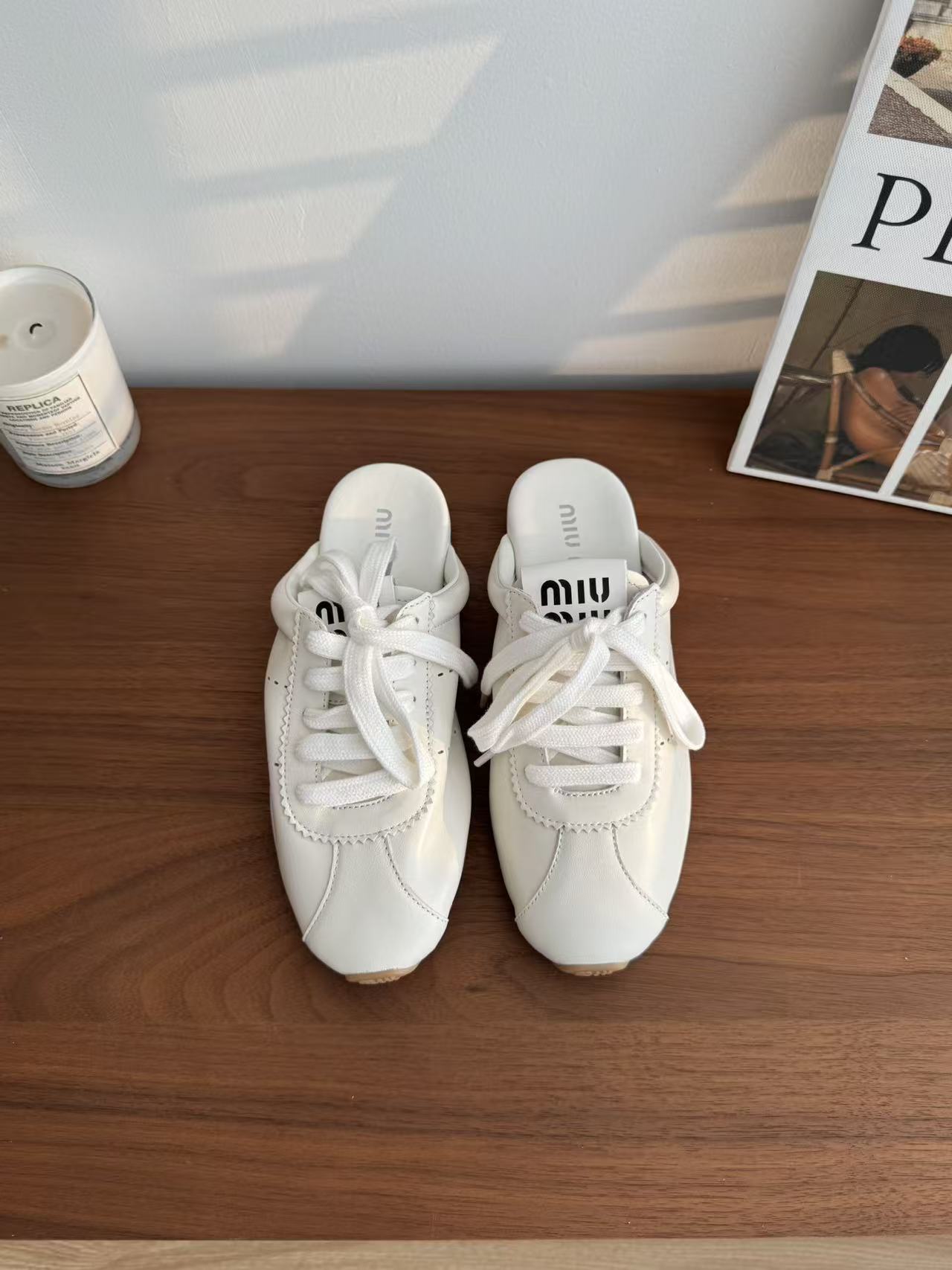 NO:407889,Introduction to SNGG | Dexa half-trolling series In this era when retro sneakers dominate the streets, Dexa half-trolling shoes broke through the siege with their unique deconstructive aesthetics and became a phenomenal item in the fashion circle. The precise method of deconstructing retains the soul of the raw rubber wavy sole and suede splicing, but replaced the heavy military boot gene with the soft touch of Italian lambskin. The running-in period for the first time was almost zero, and the Nappa lambskin inner fitted with the arch like the second layer of skin, making commuting without any pressure. - MATERIAL Material - Imported high mercerized beef velvet inner lambskin Outsole Customized 1:1 mold open sole size35~39 (40 customization without return and exchange) price, semi-trolling, boots, sneakers, sheepskin, chamois leather19860909SNGG简介｜德训半拖系列 在这个复古运动鞋称霸街头的时代,德训鞋以独特的解构美学杀出重围,成为时尚圈现象级单品.手术刀般精准的手法解构保留生胶波浪底与麂皮拼接的灵魂,却将笨重军靴基因替换为意大利小羊皮的柔美触感.初次上脚的磨合期几乎为零,Nappa小羊皮内里如同第二层肌肤般贴合足弓,让通勤暴走毫无压力. - MATERIAL 材质 - 鞋面进口高丝光牛反绒 内里小羊皮 大底定制 1:1开模大底 size35～39（40定制不退换） price,半拖,boots,sneakers,sheepskin,chamois leather,Women's Shoes