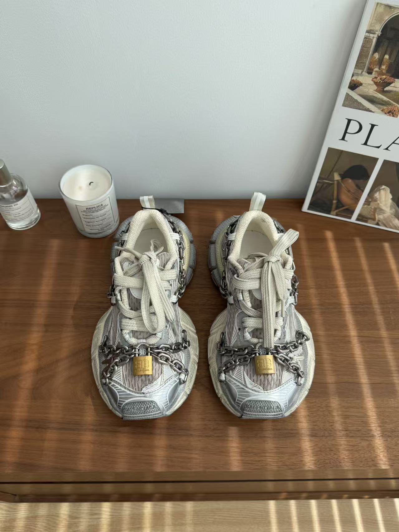 NO:407886,SNGG Introduction | Chain 3xl dad shoes Dad shoes are really amazing, each style is 3XL, which is so cool that you have no friends, and with the personalized lock chain decoration, the new triple s is even more amazing, super cool graffiti logo letter printing, and the details show the trendy attitude. Moreover, their soles are thick and comfortable, and they can quietly lengthen the leg lines, and the length of the legs becomes two meters eight in seconds. Whether it is the handsome style of work pants or the vitality of sports pants, you can go to the forefront of fashion. - MATERIAL Material - Imported cowhide upper, imported cowhide, original custom breathable fabric, outsole custom 1:1 open mold, size35~44 (45 customization, no return and exchange) price, dad shoes, cowhide19860909SNGG简介｜锁链3xl老爹鞋 老爹鞋真的绝,每一款都炸啦3XL那全黑鞋面,酷到没朋友,再配上个性锁头链条装饰,妥妥的街头焦点制造新款triple s更绝,超酷涂鸦logo字母印花,细节处尽显潮流态度.而且它们鞋底厚实,舒适度直接拉满,还能悄悄拉长腿部线条,腿长秒变两米八.不管搭工装裤的帅气风,还是运动裤的活力风,都能让你走在时尚前沿. - MATERIAL 材质 - 鞋面进口牛皮透气网 内里原版定制透气织物 大底定制 1:1开模大底 size35～44（45定制不退换） price,老爹鞋,cowhide,Women's Shoes