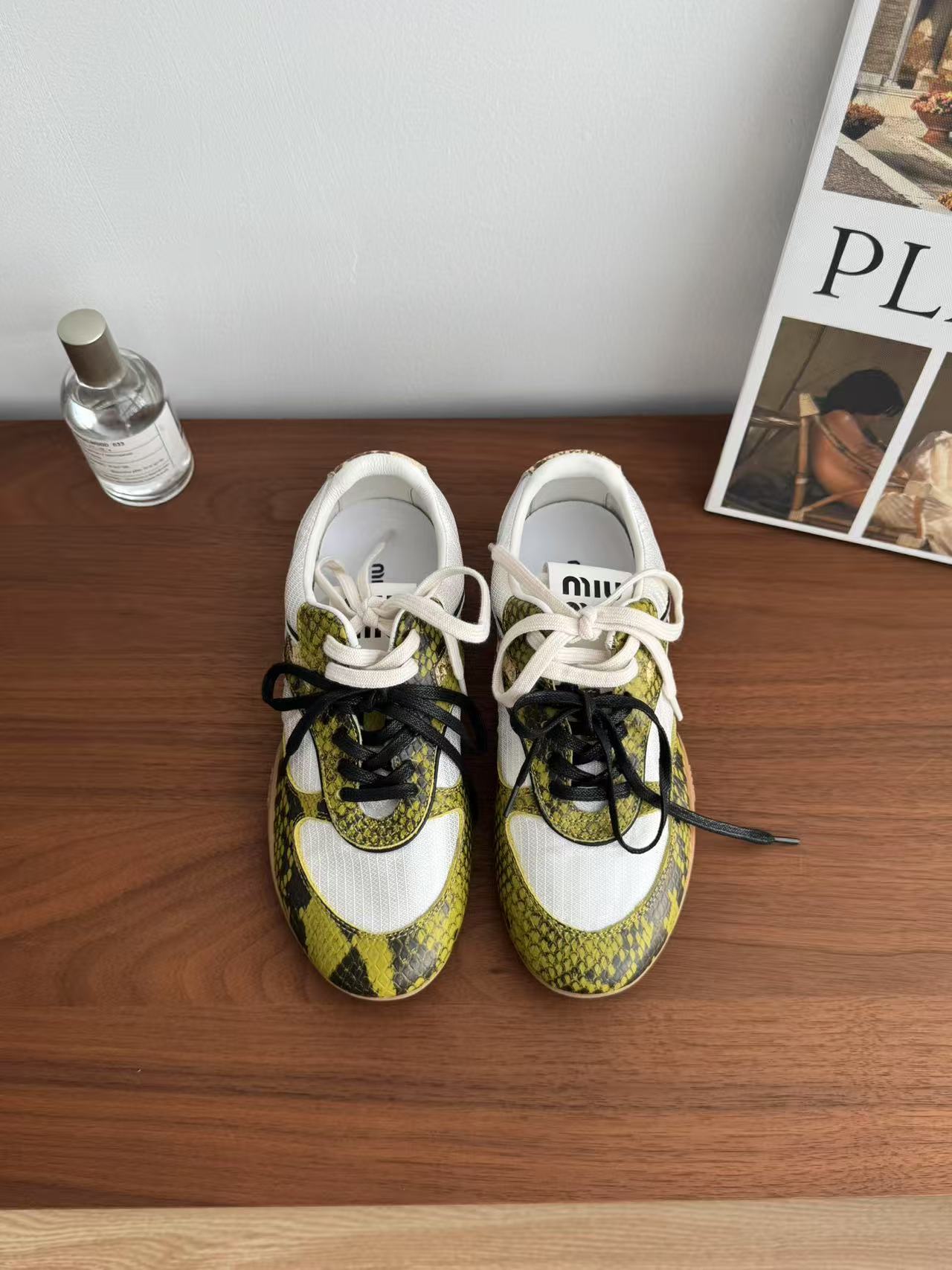 NO:416026,* SNGG Introduction | The Forrest Gump sneakers series All MIU girls can watch it!  Putting aside the design concept elements of traditional German training shoes before, this time the design style is really pretty!  Adding your own high-quality design, it is another popular versatile and beautiful Forrest Gump shoes, a commuter shoes show style worth buying~ - MATERIAL Material - Custom snake pattern cowhide imported with upper imported calfskin Outsole 1:1 open molded sole size#35～39 (40 custom made without return) price, casual shoes/sports shoes, miumiu, sneakers, cowhide19860909* SNGG简介| 走秀款阿甘球鞋系列 所有的MIU系女孩们可以看过来！抛开以前传统德训鞋的设计理念元素,这次的设计款式 真的还蛮心颖的！增添自家高颜值的设计,又是一大爆款百搭好穿又好看的阿甘鞋,值得入手的通勤鞋走秀款～ - MATERIAL 材质 - 鞋面进口定制蛇纹牛皮 内里进口小牛皮 大底1:1开模大底 size#35～39（40定制不退换） price,休闲鞋/运动鞋,miumiu,sneakers,cowhide,Women's Shoes