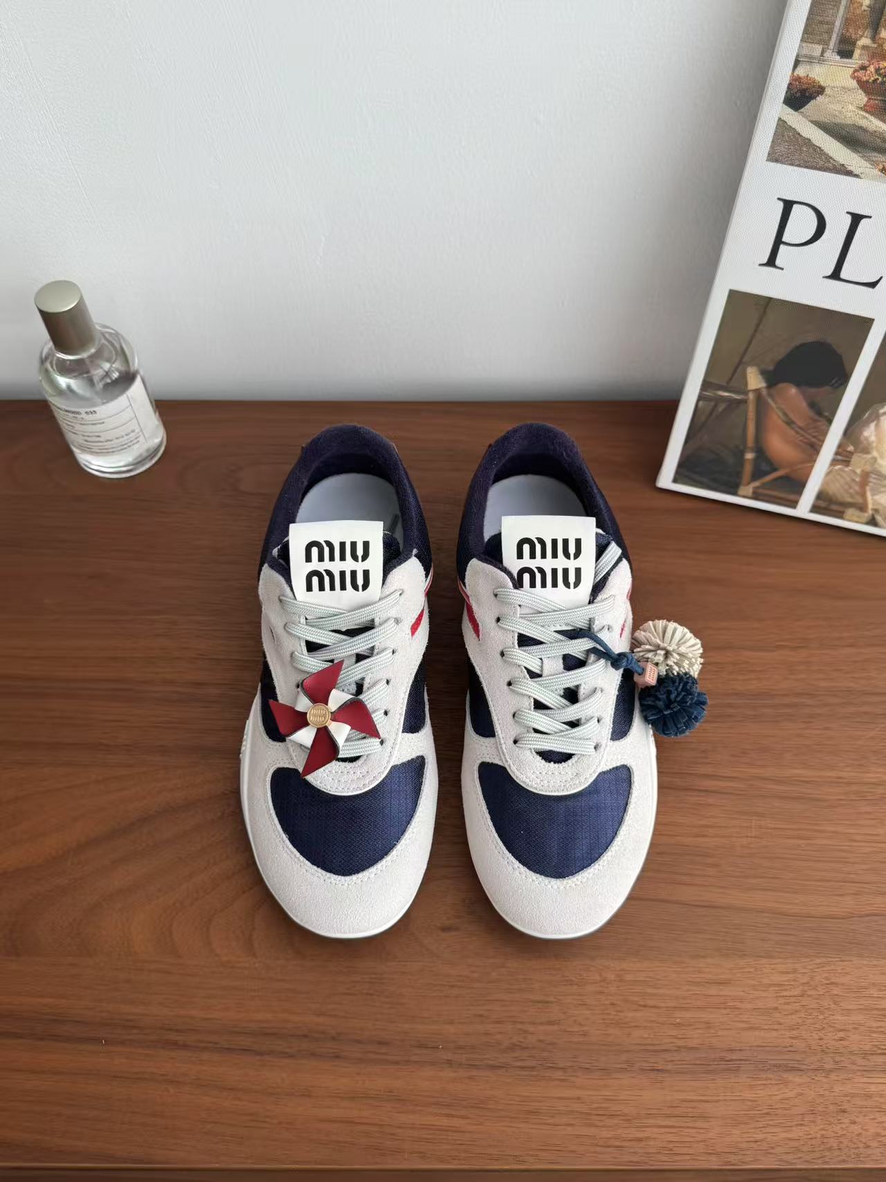 NO:416033,* SNGG Introduction | The Forrest Gump sneakers series All MIU girls can watch it!  Putting aside the design concept elements of traditional German training shoes before, this time the design style is really pretty!  Adding your own high-quality design, it is another popular versatile and beautiful Forrest Gump shoes, a commuter shoes show style worth buying~ - MATERIAL Material - Imported high mercerized beef reverse velvet breathable fabric imported from the upper calfskin, 1:1 open molded sole size#35～39 (40 customization, no return and exchange) price, casual shoes/sports shoes, miumiu, sneakers, cowhide19860909* SNGG简介| 走秀款阿甘球鞋系列 所有的MIU系女孩们可以看过来！抛开以前传统德训鞋的设计理念元素,这次的设计款式 真的还蛮心颖的！增添自家高颜值的设计,又是一大爆款百搭好穿又好看的阿甘鞋,值得入手的通勤鞋走秀款～ - MATERIAL 材质 - 鞋面进口高丝光牛反绒透气织物 内里进口小牛皮 大底1:1开模大底 size#35～39（40定制不退换） price,休闲鞋/运动鞋,miumiu,sneakers,cowhide,Women's Shoes