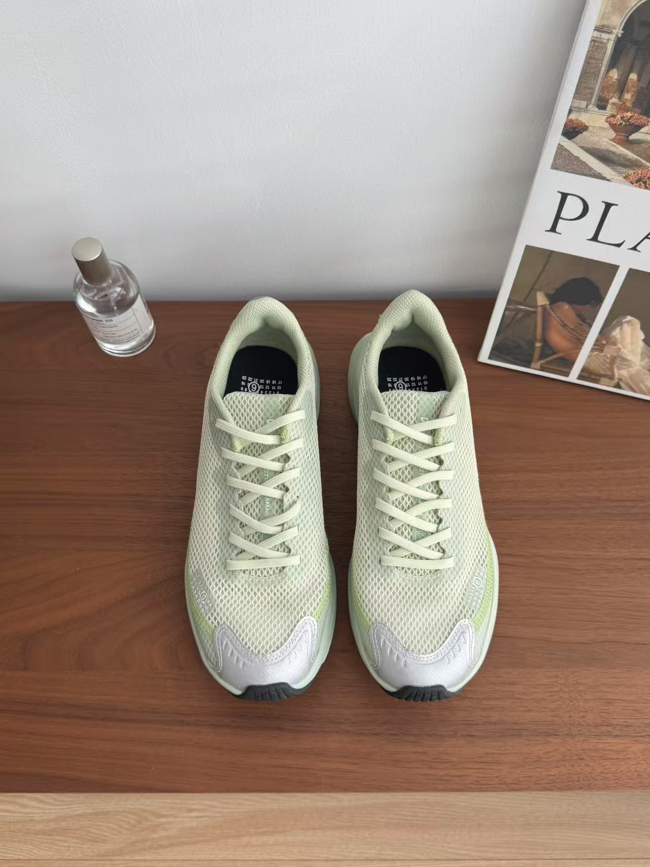 NO:416039,& SNGG Introduction | Co-branded running shoes series Avant-garde design and cutting-edge technology are the entry points, bringing a breakthrough perspective to the sports and fashion field, accurately injecting style, comfort and sports function into urban life scenes, translucent light emerald green color scheme, renewed running inspiration equipped with the brand's iconic mesh structure technology breathable and comfortable, and explore the city freely~ - MATERIAL Material - Imported cowhide fabric with upper original custom breathable net Outsole 1:1 customized open mold sole size#35～39 (40 customization without return and exchange) price, casual shoes/sports shoes, sneakers, cowhide19860909& SNGG简介| 联名跑步鞋系列 以前卫设计和尖端科技为切入点,为运动时尚领域带来突破性视角,将风格、舒适度与运动机能感,精准注入都市生活场景,半透明浅翡翠绿配色,焕新奔跑灵感搭载品牌标志性网眼结构技术透气舒适,自在探索都市～ - MATERIAL 材质 - 鞋面进口牛皮织物 内里原版定制透气网 大底1:1定制开模大底 size#35～39（40定制不退换） price,休闲鞋/运动鞋,sneakers,cowhide,Women's Shoes