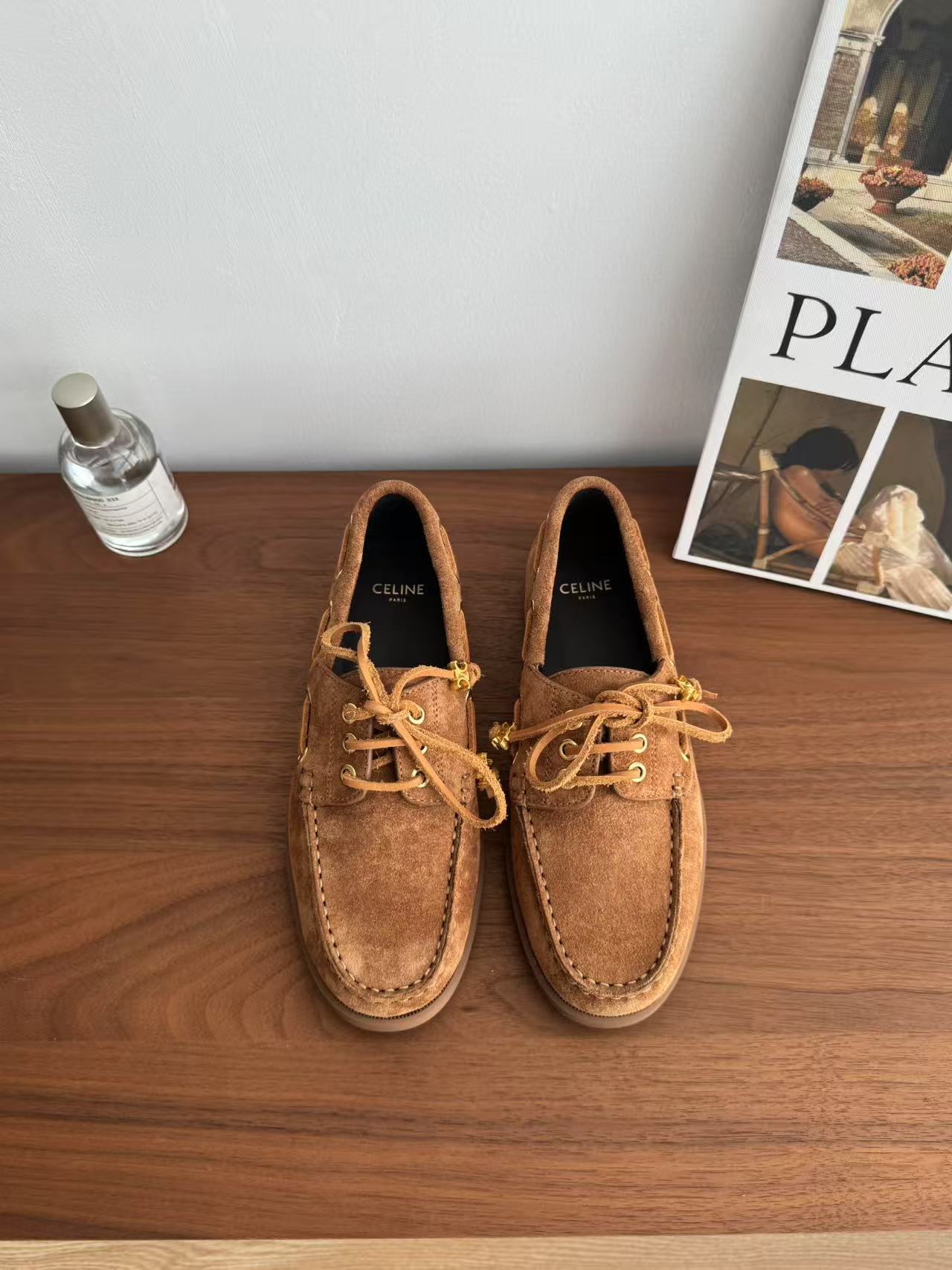 NO:445348,Celin* SNGG Introduction | Old Qianfeng Loafer series with a lazy and relaxed shoelace design retro and unique. Every step is on the fashionable rhythm. Low-key and high-end atmosphere. It is a style that can run through the four seasons. Flat-soled retro and light loafers~ - MATERIAL Material - Imported upper high mercerized beef velvet inner calfskin outsole 1:1 customized open mold sole size#35～39 (40 custom-made without return) price, loafers, celine, loafers, cowhide19860909Celin* SNGG简介| 老钱风乐福系列 自带慵懒松弛感鞋带设计复古又别致 每一步都踩在时髦节奏上 低调拿捏高级氛围 是能贯穿四季的风格,平底复古轻便乐福鞋～ - MATERIAL 材质 - 鞋面进口高丝光牛反绒 内里小牛皮 大底1:1定制开模大底 size#35～39（40定制不退换） price,乐福鞋,celine,loafers,cowhide,Women's Shoes