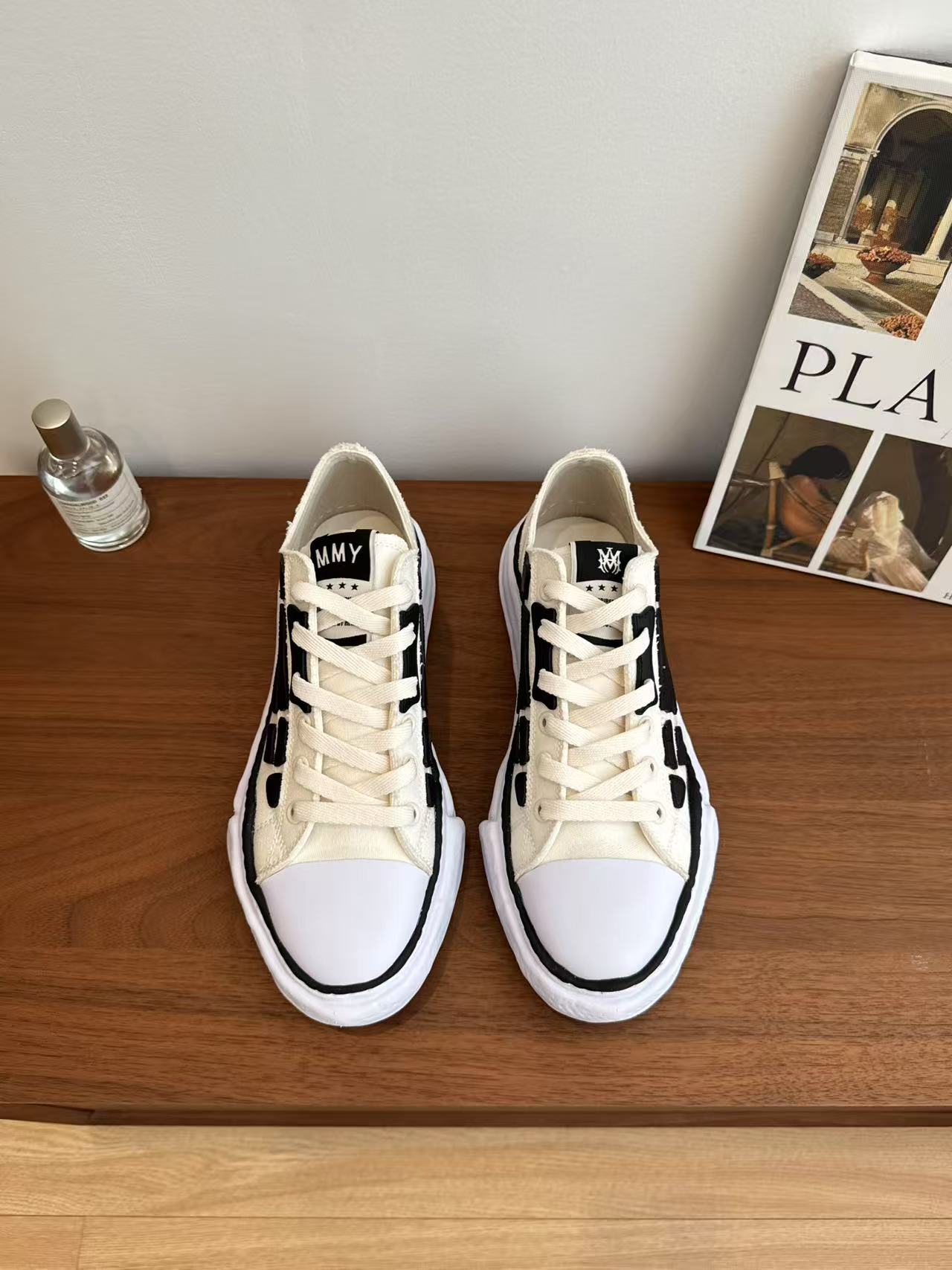 NO:445320,Introduction to MMY&AMIR* SNGG | Couple sneakers series Designer boldly conceived!  Combined with the trendy atmosphere of the times, it is perfectly released, super comfortable and versatile!  New sports style design, same style as Zhang Yixing!  Handmade sticky mold soles have become a major feature, and Amir's signature bones leather embroidery is a unique feature of the shoe's design!  And it has unique recognition!  - MATERIAL material - Imported breathable canvas and cowhide with upper, breathable canvas inside, outsole original customized molded sole size#36～45 price, casual shoes/sports shoes, amiri, sneakers, cowhide19860909MMY&AMIR* SNGG简介| 情侣运动鞋系列 设计师大胆构思！结合时代潮流气息,完美出炉,超级舒适百搭款！全新运动风格设计,张艺兴同款哦！手工制作的粘士模具鞋底成为一大特色,amir的标志性bones 皮革刺绣作为鞋子的设计独特之处！且具有独特的辨识度！ - MATERIAL 材质 - 鞋面进口透气帆布牛皮 内里透气帆布 大底原版定制开模大底 size#36～45 price,休闲鞋/运动鞋,amiri,sneakers,cowhide,Women's Shoes