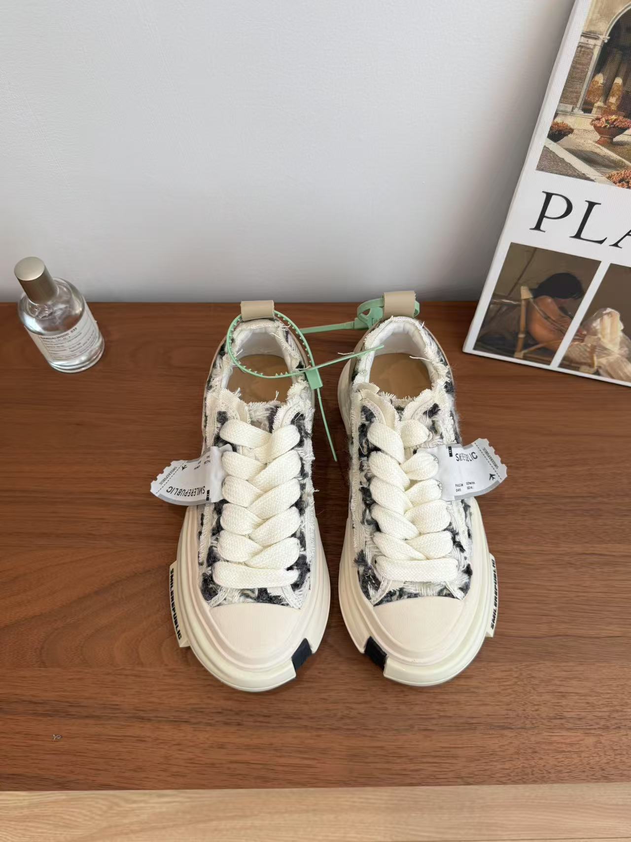 NO:445327,SMIL* SNGG Introduction | Couple sneakers series SMILEREPUBLIC SR Galaxy 70s thick sole open smile canvas, couple casual sneakers INCEPTION 7OS LOWS.SP BLACK Stars are born from the fog and scattered in the universe. Immediately open the flowing shackles, allowing imagination to extend infinitely. Black and white interactive design, the upper is layered and the temperament is invincible. - MATERIAL Material - Imported breathable canvas cowhide inner breathable canvas outsole original customized open mold sole size#35～45 price, casual shoes/sports shoes, sneakers, cowhide19860909SMIL* SNGG简介| 情侣运动鞋系列 SMILEREPUBLIC SR银河系70s厚底开口笑帆布,情侣款体闲运动鞋INCEPTION 7OS LOWS.SP BLACK 星星从坐雾中诞生,散落在宇宙之中 即刻开启流光枷锁,让想象无限延伸.黑白交互设计,鞋面层次分明,气质无敌. - MATERIAL 材质 - 鞋面进口透气帆布牛皮 内里透气帆布 大底原版定制开模大底 size#35～45 price,休闲鞋/运动鞋,sneakers,cowhide,Women's Shoes