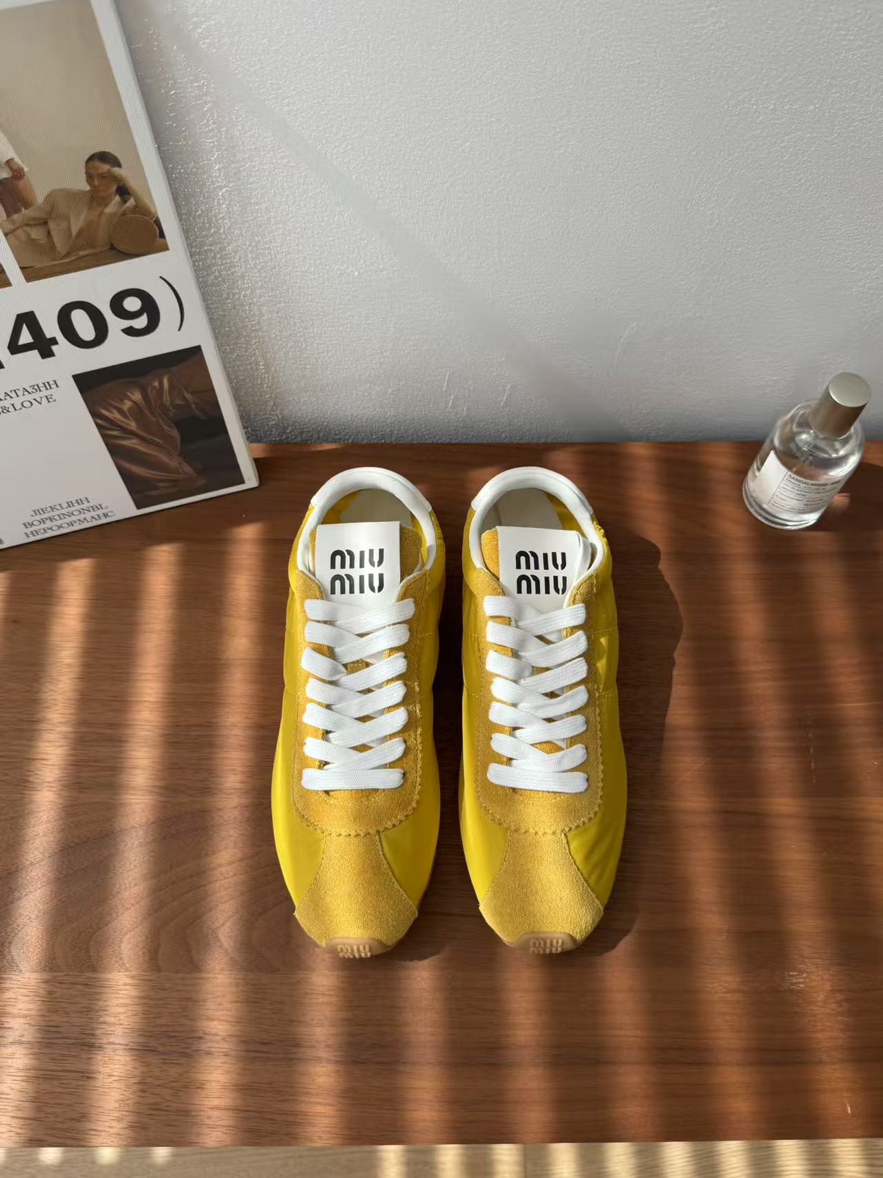 NO:445332,* SNGG Introduction | Casual Moral Training Series In line with the current trend of thin-soled shoes, Miu Miu thin-soled sneakers are paired with a low-key thin-soled sole with a retro shoe design. In terms of color matching and material, not only soft leather, suede leather and spliced ​​leather are used, but also subverting the design tradition, but also a delicate and gentle feeling. The exquisite workmanship and material complement each other with the light and fashionable silhouette, bringing a retro feeling - MATERIAL material - imported high mercerized beef reverse velvet cowhide leather in the upper imported calf leather outsole 1:1 open mold custom sole size#35～39 (40 customization without return and exchange) price, casual shoes/sports shoes, miumiu, sneakers, cowhide19860909* SNGG简介| 休闲德训系列 顺应了当下薄底鞋的流行趋势,Miu Miu 薄底运动鞋以低调的薄底鞋底搭配复古感的鞋型设计.配色和材质的使用上,不仅采用了柔软的皮革、绒面皮革以及拼接皮面三种款式,继续颠覆设计传统,运动鞋也可以穿出精致斯文的感觉.精致考究的做工和材质与轻盈时尚的廓形相得益彰,带来了复古的感觉 - MATERIAL 材质 - 鞋面进口高丝光牛反绒牛皮 内里进口小牛皮 大底1:1开模定制大底 size#35～39（40定制不退换） price,休闲鞋/运动鞋,miumiu,sneakers,cowhide,Women's Shoes