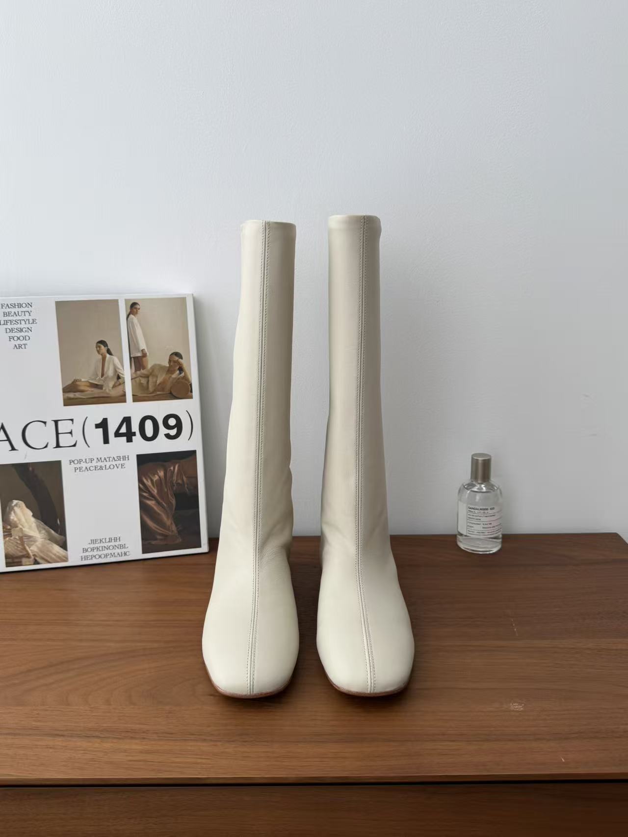 NO:563529,Top Quality MISST*SNGG Introduction | Minimalist Rider Boot Series Minimalist French 'Leg Essence Making Machine' The straight boots are neat and meaty, like having an 'automatic straightening filter' on the legs!  The matte feeling of the cowhide brings out the 'relaxed and high-end feeling'. It is gentle when worn with a sweater. It can instantly turn you into a cool girl in the workplace when worn with a suit. There is no pressure to switch styles~ - MATERIAL Material - Imported first-layer cowhide for the upper, calfskin lining for the outsole, genuine leather outsole size #35~39 (40 customizations are non-refundable), boots, boots, sweaters, business suit, cowhide, Leather soles19860909顶级品质 MISST*SNGG简介| 极简骑士靴系列 极简法式“腿精制造机” 直筒靴型利落又藏肉,像给腿开了“自动修直滤镜”！牛皮自带的雾面感,把“松驰高级感”拉满,配毛衣是温柔欧尼,搭西装秒变职场酷姐,风格切换无压力～ - MATERIAL 材质 - 鞋面进口头层牛皮 内里小牛皮 大底真皮大底 size#35～39（40定制不退换）,靴子,boots,sweaters,business suit,cowhide,Leather soles,Women's Shoes