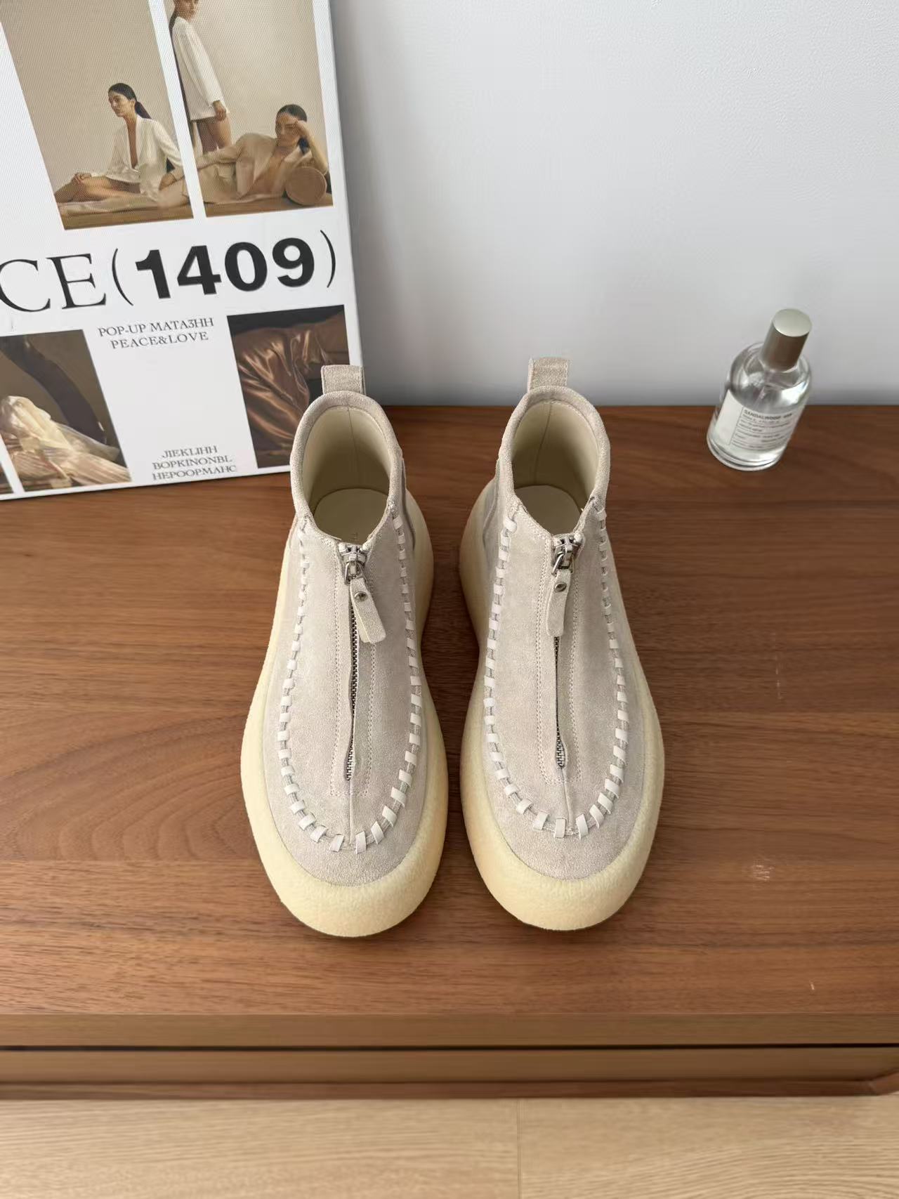 NO:563544,Top quality *SNGG Introduction｜Thick-soled ankle boots series Round toe, front zipper, platform sole, ankle-length. The Row's zippered thick-soled boots have a simple and elegant design without too much decoration. The small round toe is not exaggerated and is classic but not outdated. The design of the front zipper is simple and fashionable.  MATERIAL material - imported high mercerized cowhide suede upper, cowhide lining, outsole original 1:1 molded outsole size #35～39 (40 customized, non-returnable), boots, boots, cowhide19860909顶级品质 *SNGG简介｜厚底及踝靴系列 圆头、正面饰有拉链、防水台鞋底、及踝.The Row这款拉链厚底靴 设计简约优雅没有过多的装饰任意风格自由切换 不夸张的小圆头经典不过时 前拉链的设计简约时髦 ,上脚非常有质感 而且一点儿也不会挤脚 宽脚的姑娘也十分友好因为厚底的设计 会让整个鞋面显得更加秀气精致上脚妥妥显瘦  - MATERIAL 材质 - 鞋面进口高丝光牛反绒 内里牛皮 大底原版1:1成型大底 size#35～39（40定制不退换）,靴子,boots,cowhide,Women's Shoes