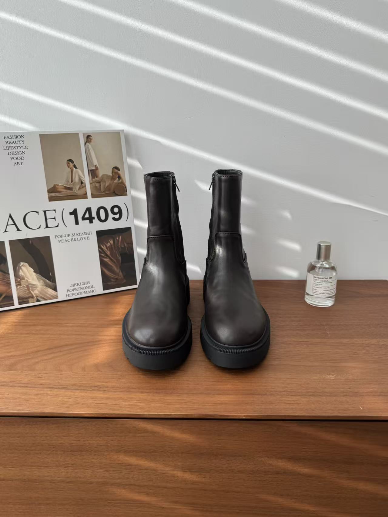 NO:559263,Introduction to TR SNGG | The Chelsea series still continues the classic minimalist style of Row and is very attractive. The simple smooth line design modifies the foot shape and makes the foot feel more comfortable~ It has the cool and sassy aura of 'the sister is the queen'. The side zipper design makes it silky smooth to put on and take off!  Put it on and transform into a 'street cool cover' - MATERIAL material - imported first-layer cowhide for the upper, calfskin lining for the outsole, original custom molded outsole size #35～40, boots, boots, cowhide19860909TR SNGG简介| 切尔西系列 依然是延续了 Row的经典极简风格非常耐看,简单的流畅线条设计修饰脚型 让脚感更舒适～自带“姐就是女王”的酷飒气场,侧边拉链设计,穿脱贼丝滑！穿上直接变身“街头酷盖” - MATERIAL 材质 - 鞋面进口头层牛皮 内里小牛皮 大底原版定制开模大底 size#35～40,靴子,boots,cowhide,Women's Shoes