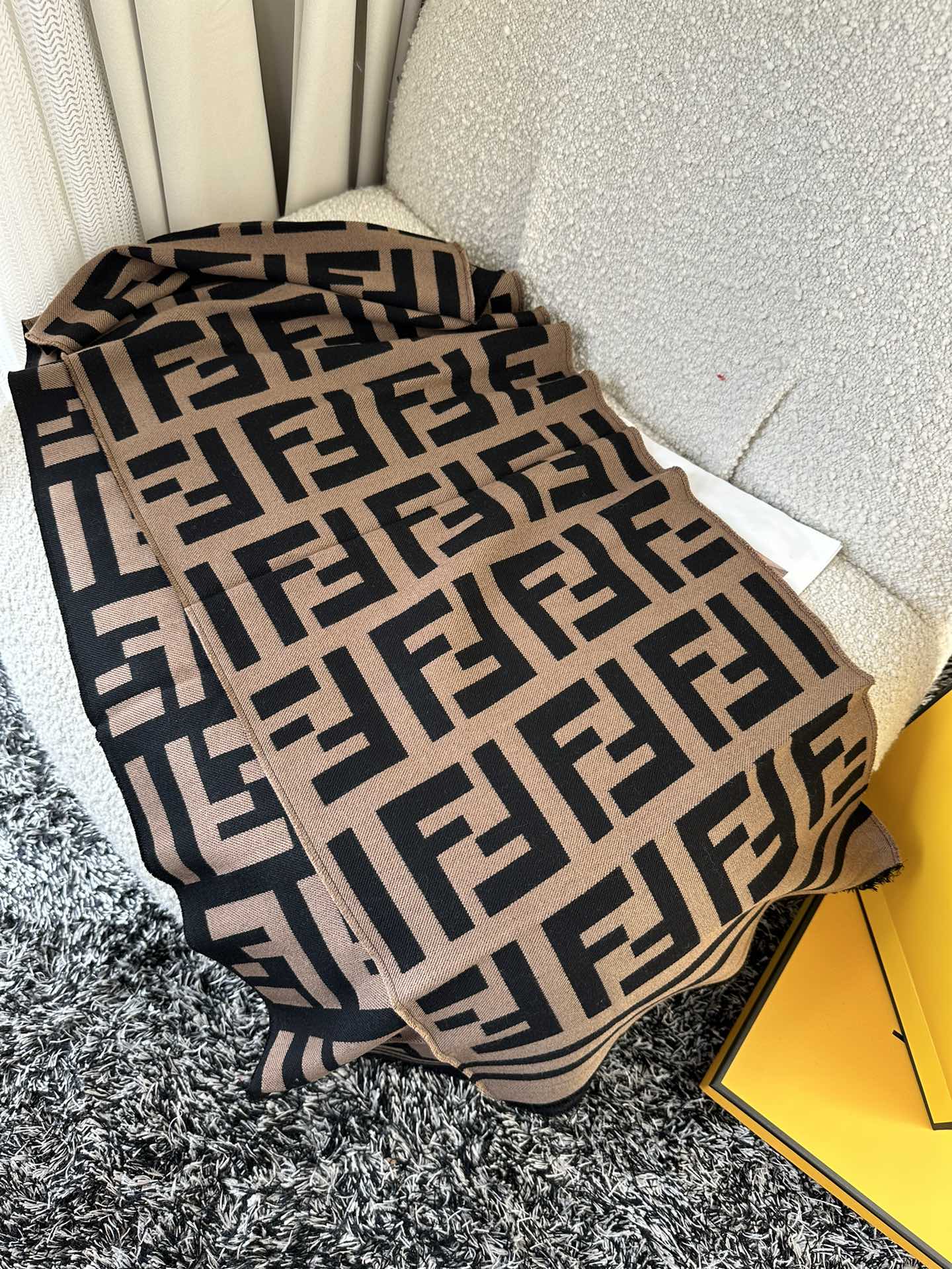 💟芬迪FENDI 经典爆款 35*180cm  95%羊毛5%真丝
F一直热度不减 最为主要的原因是因为